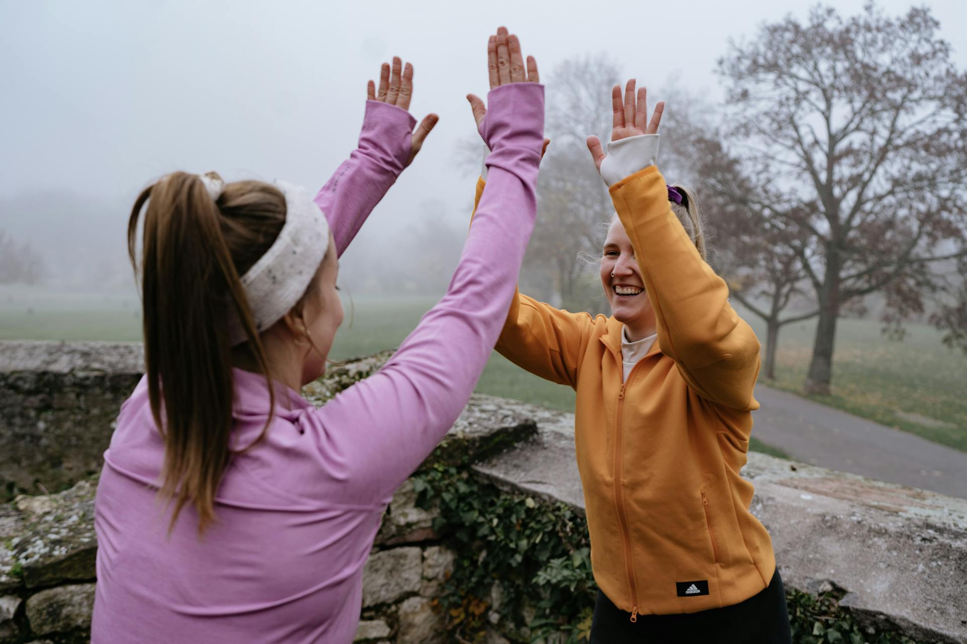Zwei Frauen geben sich ein High Five nach einem effektiven Workout