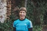 Trainerin Alicia Wittenberg lächelt im blauen Shirt