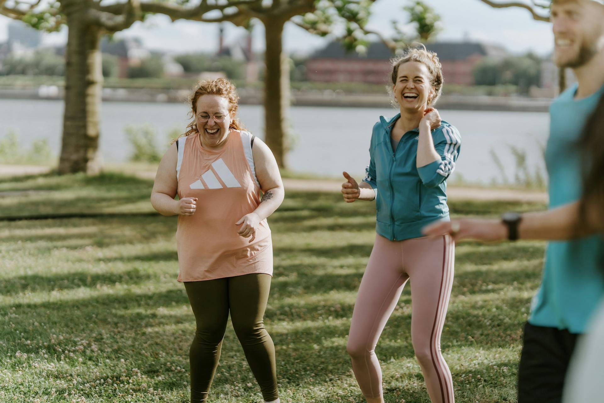 Zwei Frauen lachen gemeinsam beim Weekender-Training