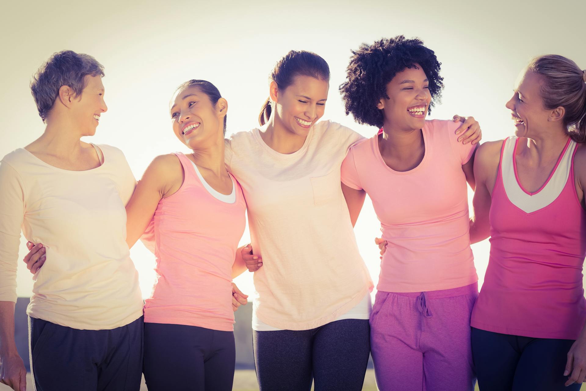 Lächelnde Frauen im Fitness Retreat auf Mallorca