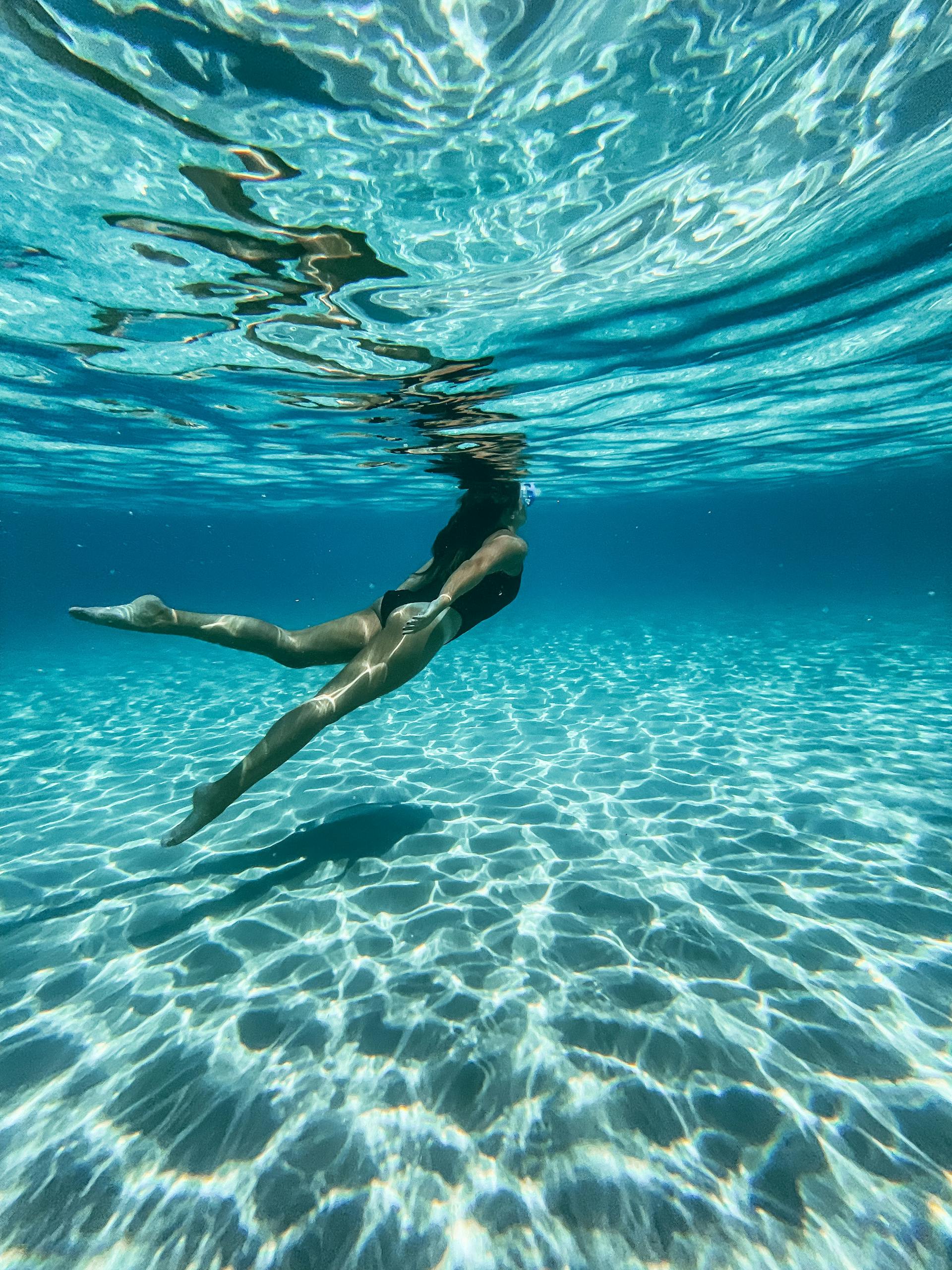 Frau schwimmt im Meer in Mallorca