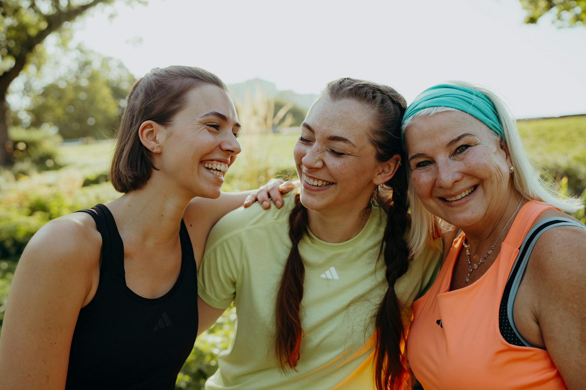 Drei Frauen lachen gemeinsam nach dem Training