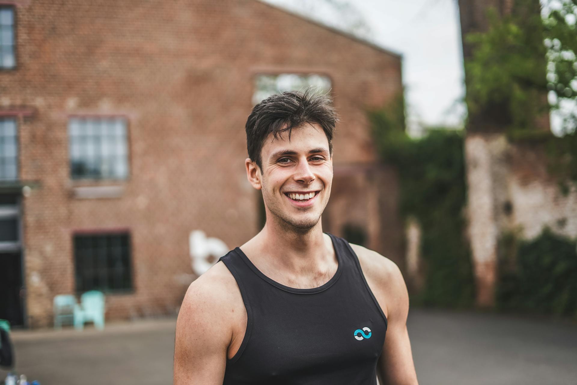 Personal Fitness Trainer Ben Boehm aus München lächelt in die Kamera