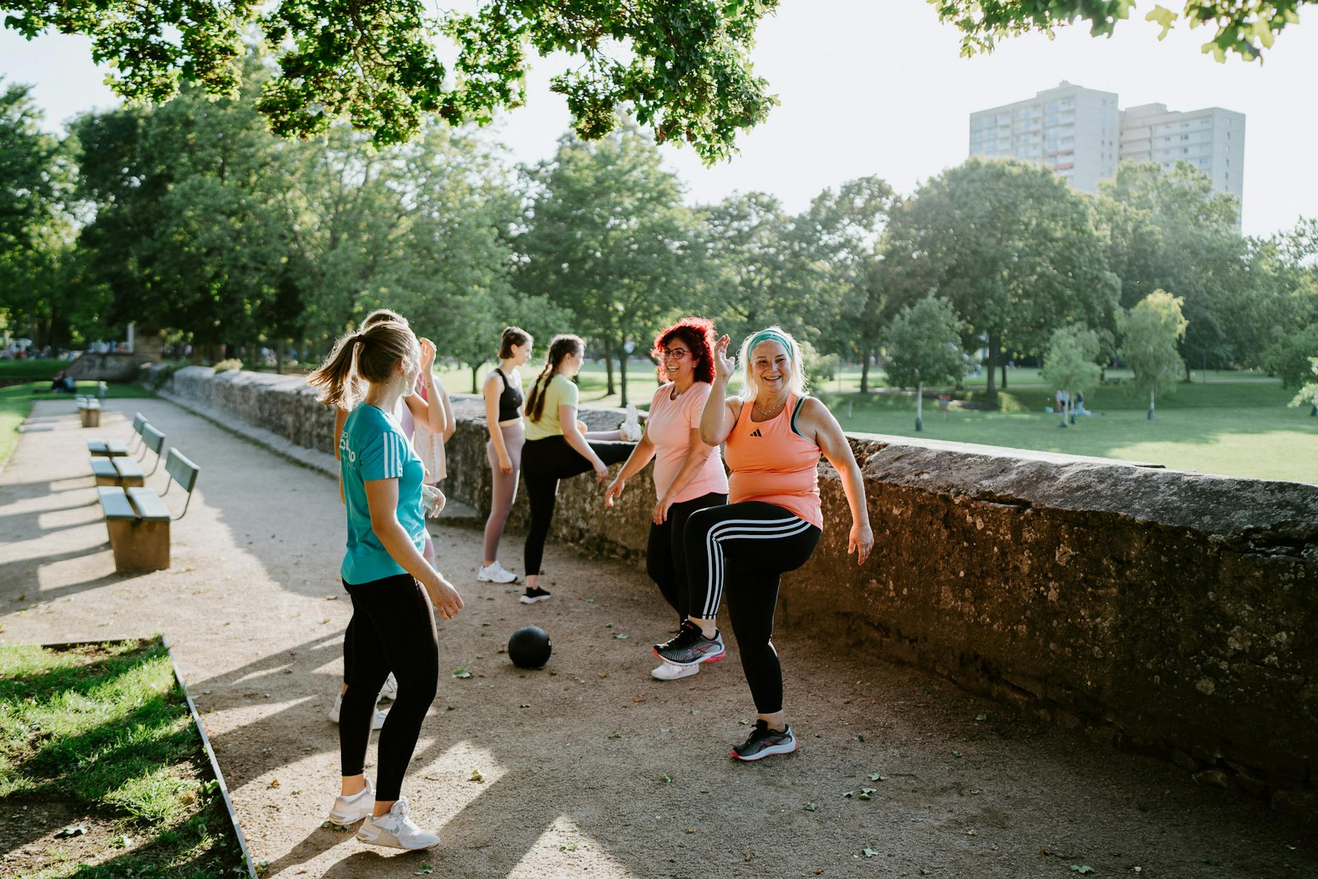 Gemeinsames Workout im Park unter Frauen