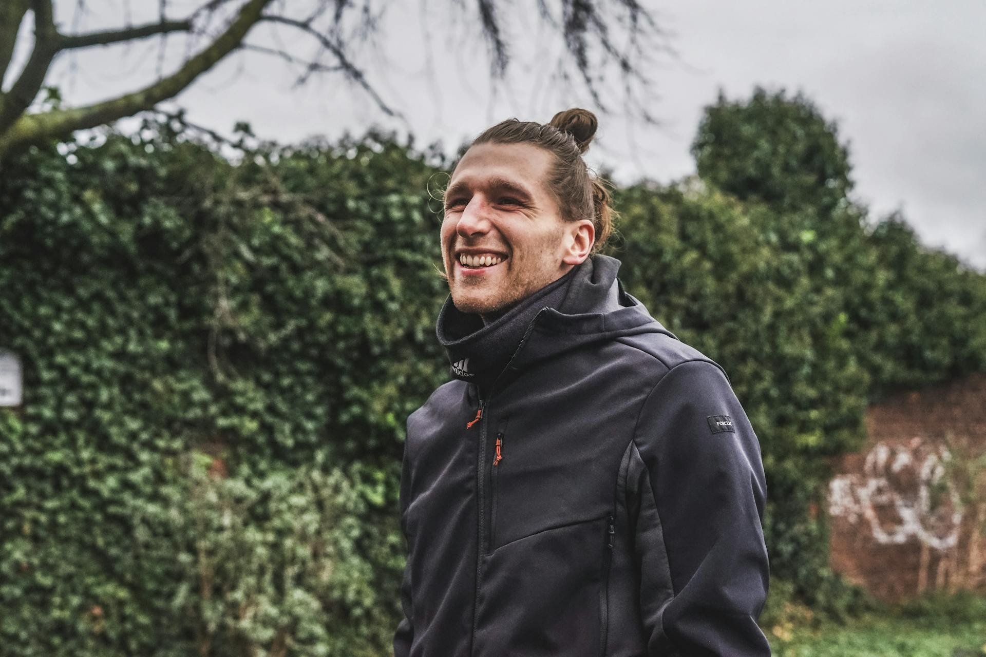 Personal Trainer Fabian Scheidweiler aus Köln lächelt