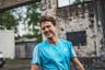 Fitness Trainer Yannik Soest aus Köln lächelt zur Seite