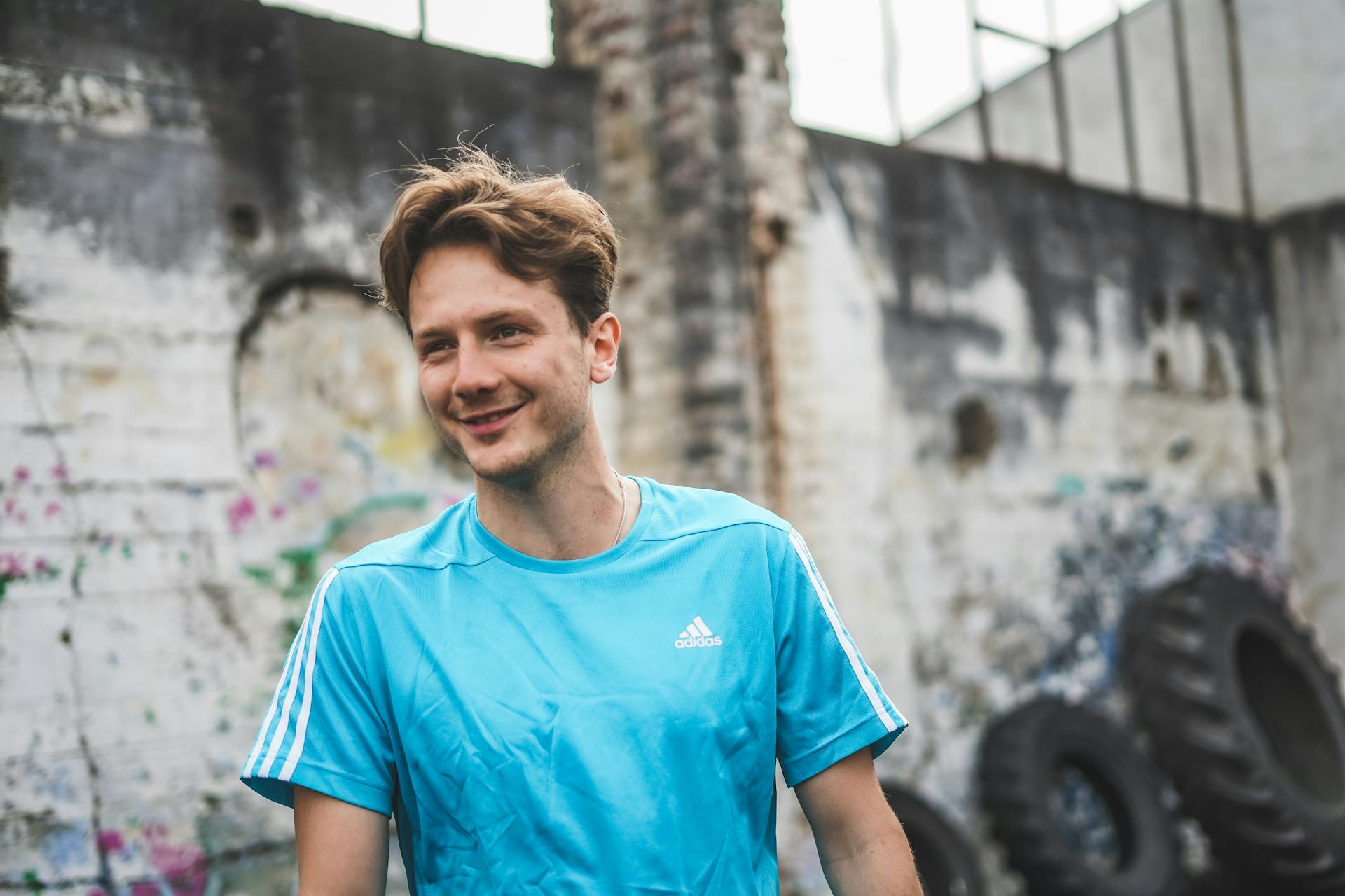 Fitness Trainer Yannik Soest aus Köln lächelt