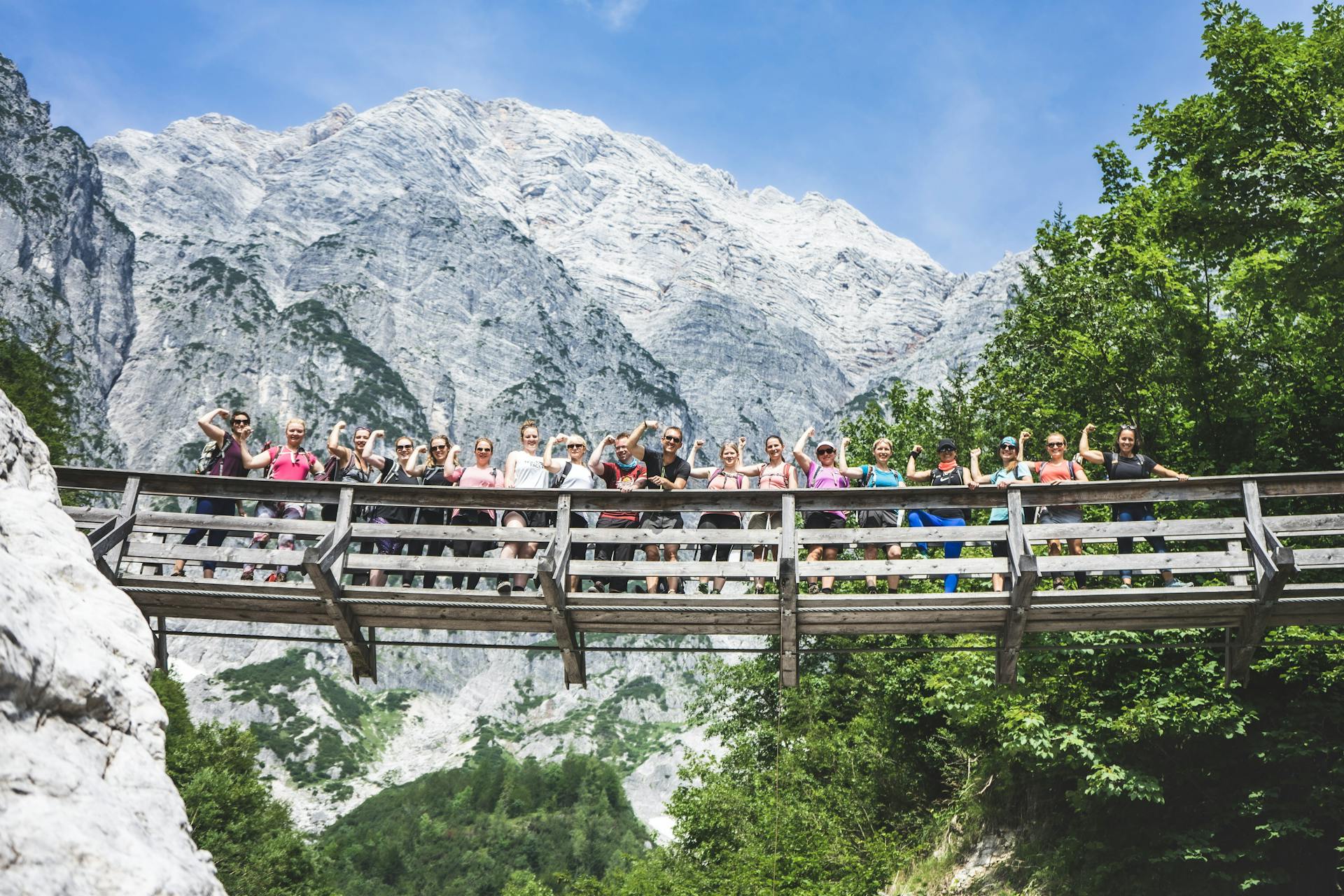 Bootcamp Reisende bei einer Wanderung in ihrem Sporturlaub in Österreich