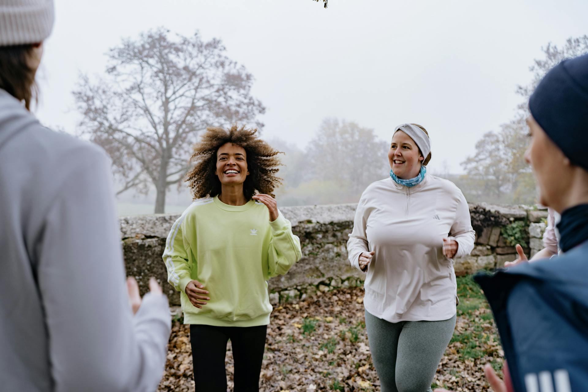 Zwei Frauen lachen gemeinsam im Outdoor Fitness Bootcamp