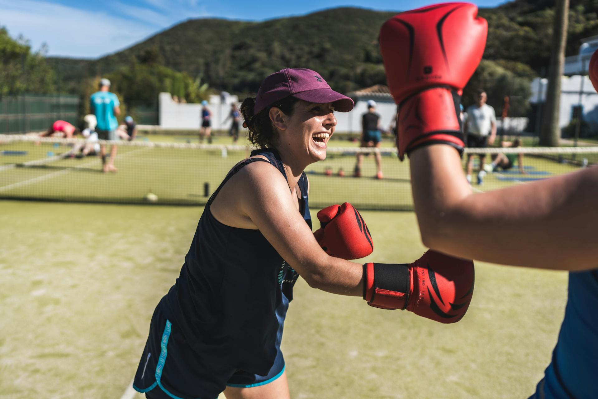 Portugal-Reise Teilnehmerin hat Spaß beim Fitnessboxen