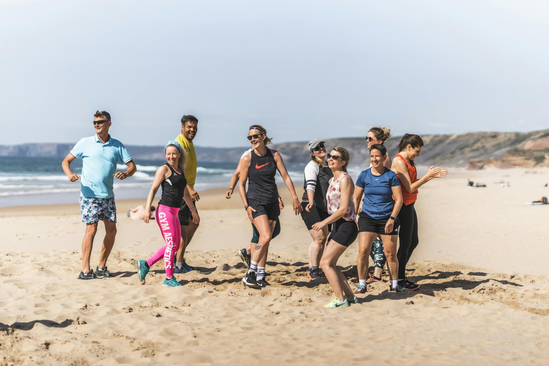 Fitness-Gruppe trainiert am Strand von Bordeira an der Algarve im Fitness Urlaub