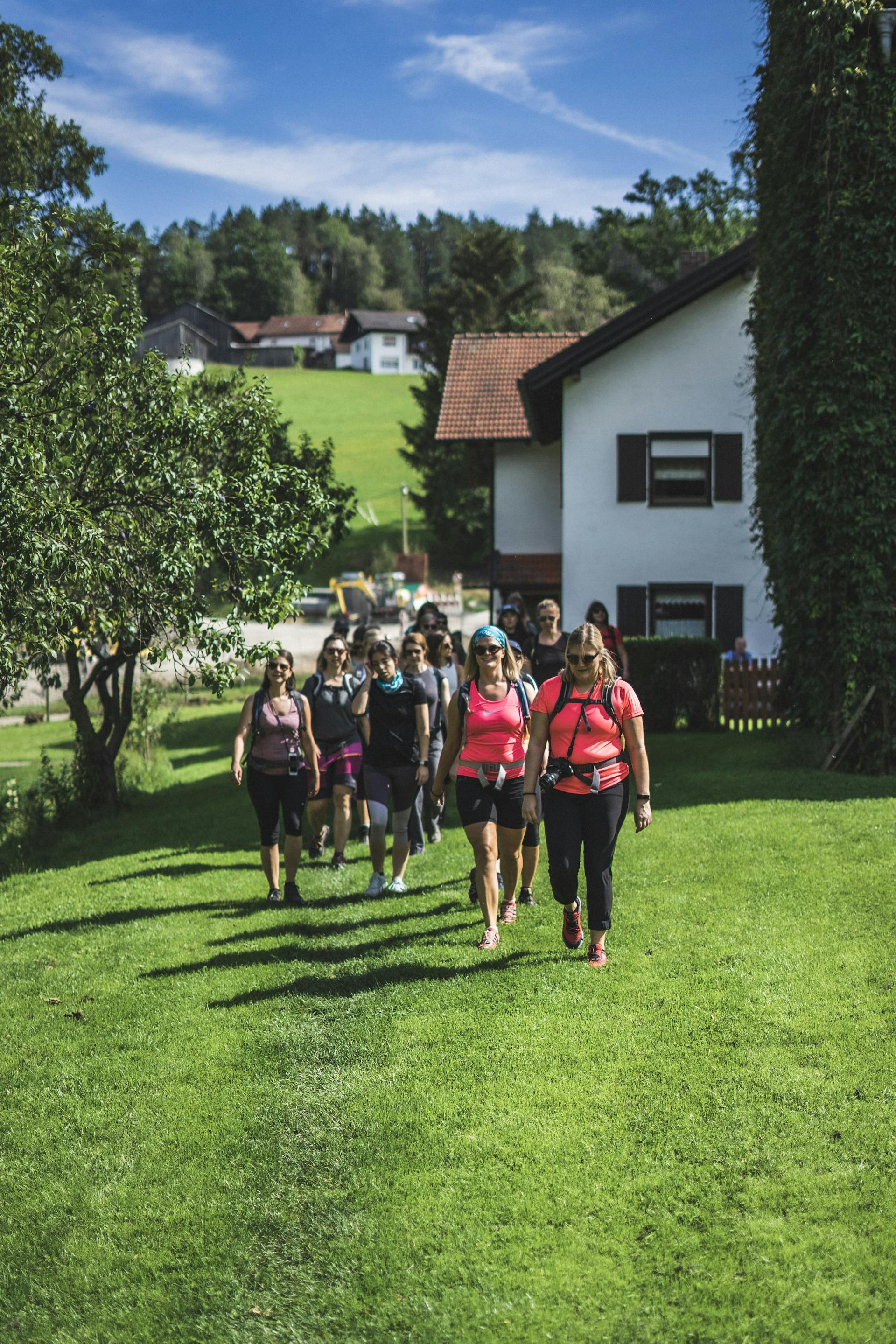 Glückliche Teilnehmer beim Wandern auf ihrer Break im Bayerischen Wald.