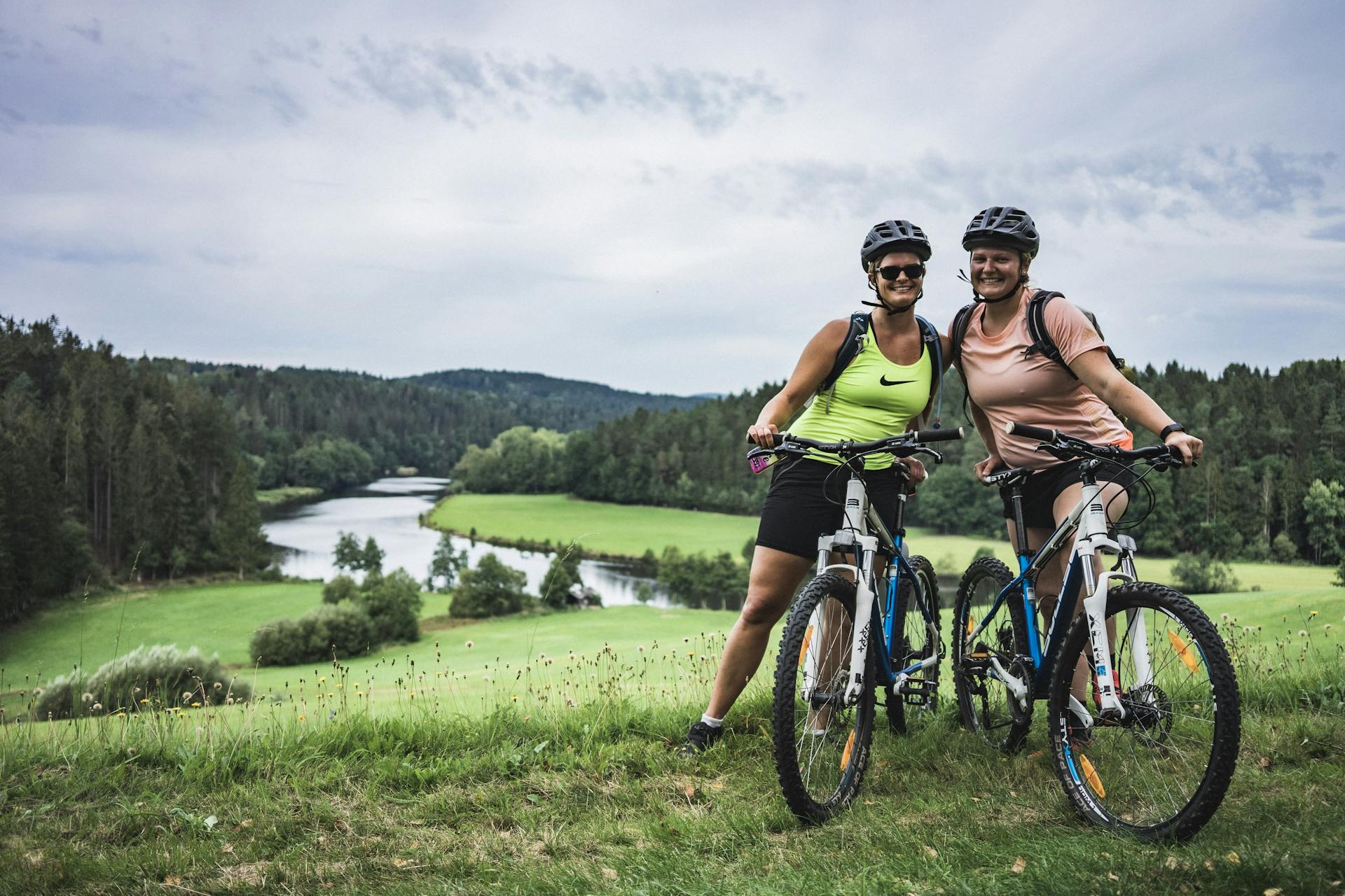 Zwei Teilnehmerinnen bei der Mountain Bike Tour in Bayern