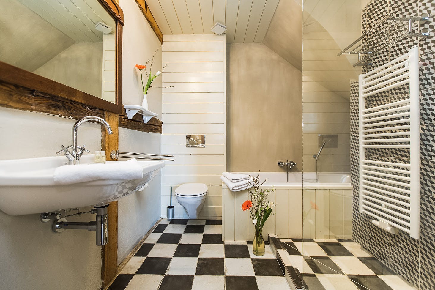 Einblick in ein elegantes Badezimmer des Gutshaus Lexow