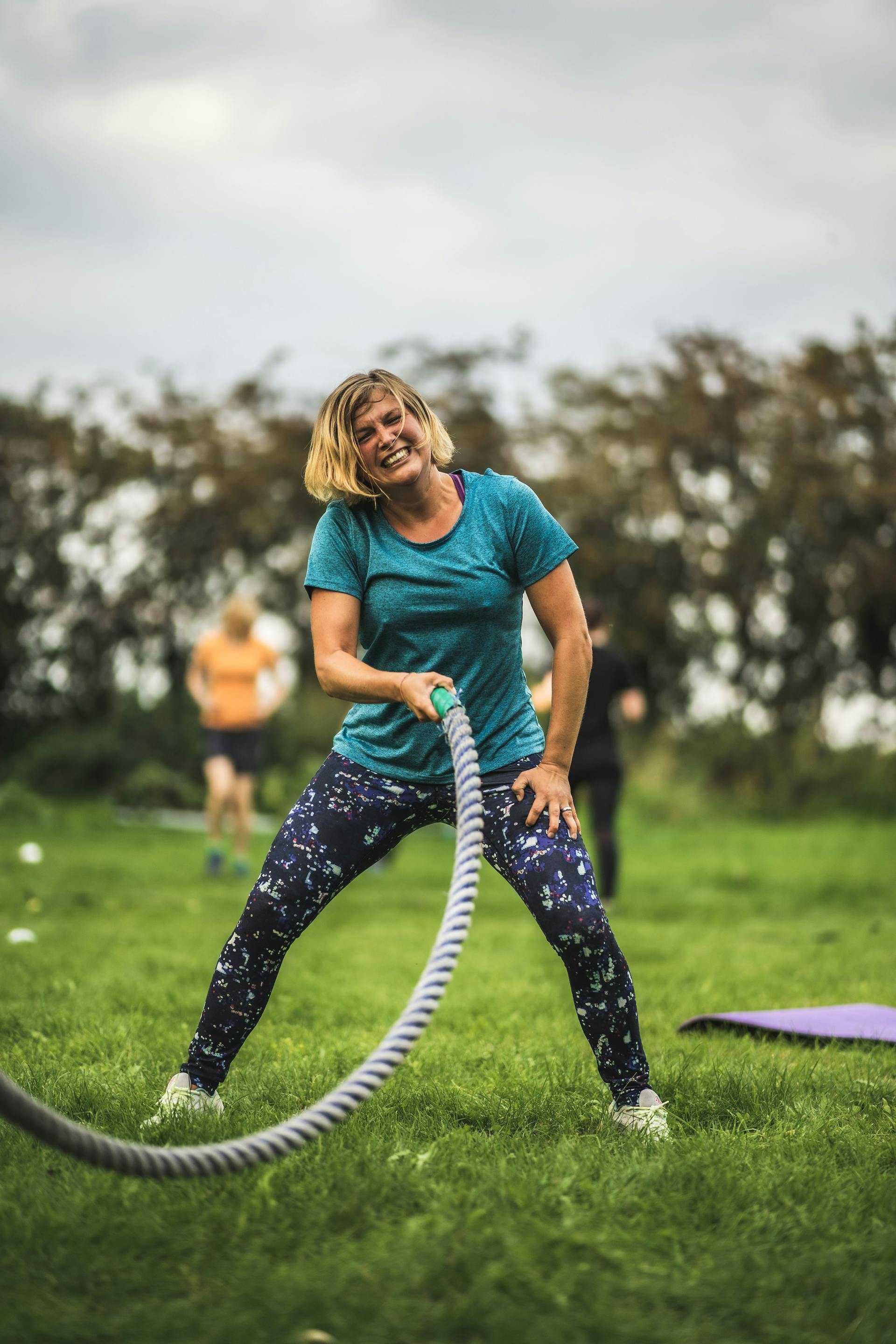 Frau trainiert am Seil beim Outdoor Training