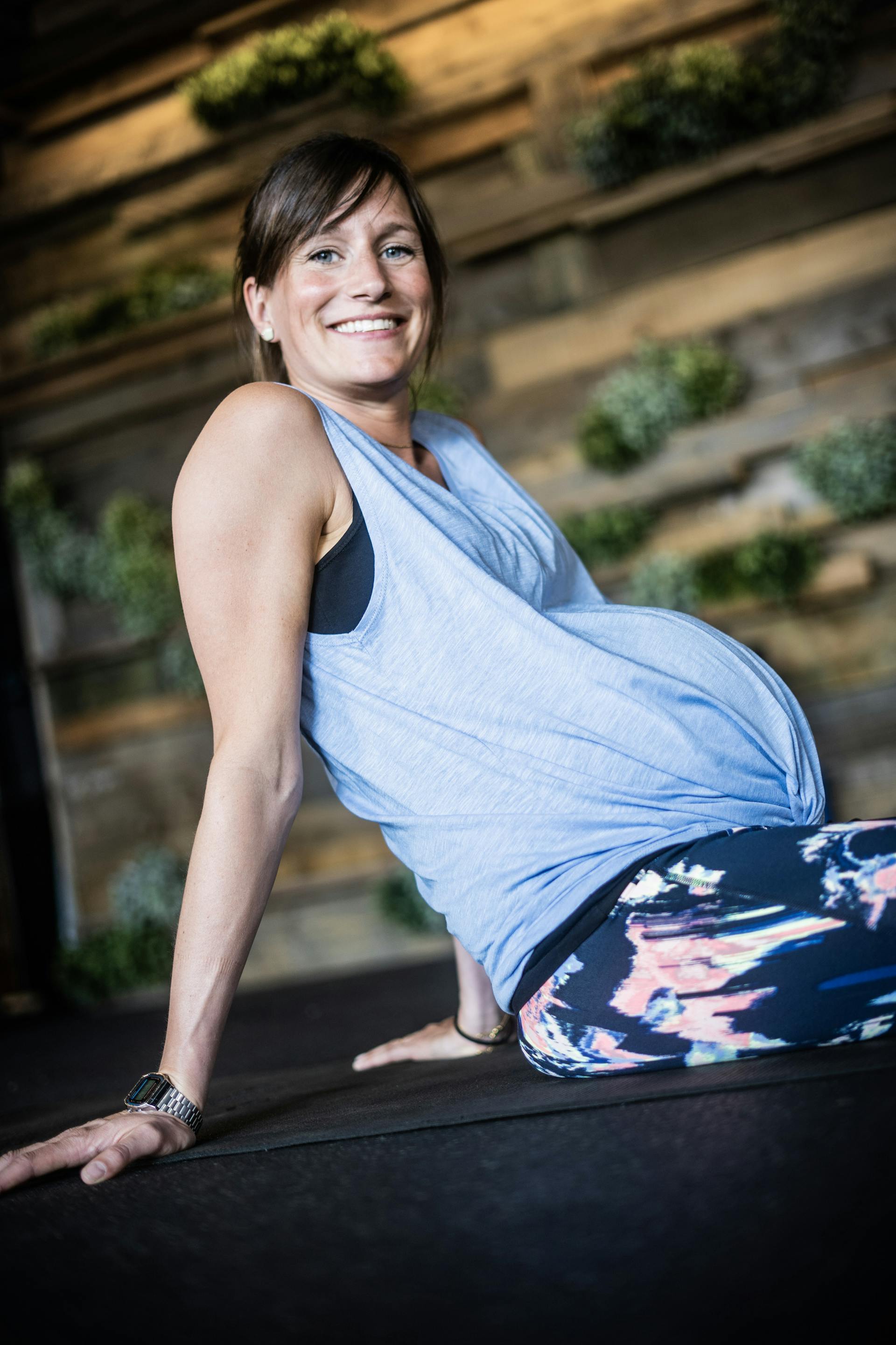 Lachende schwangere Mama kurz vor Online Workout