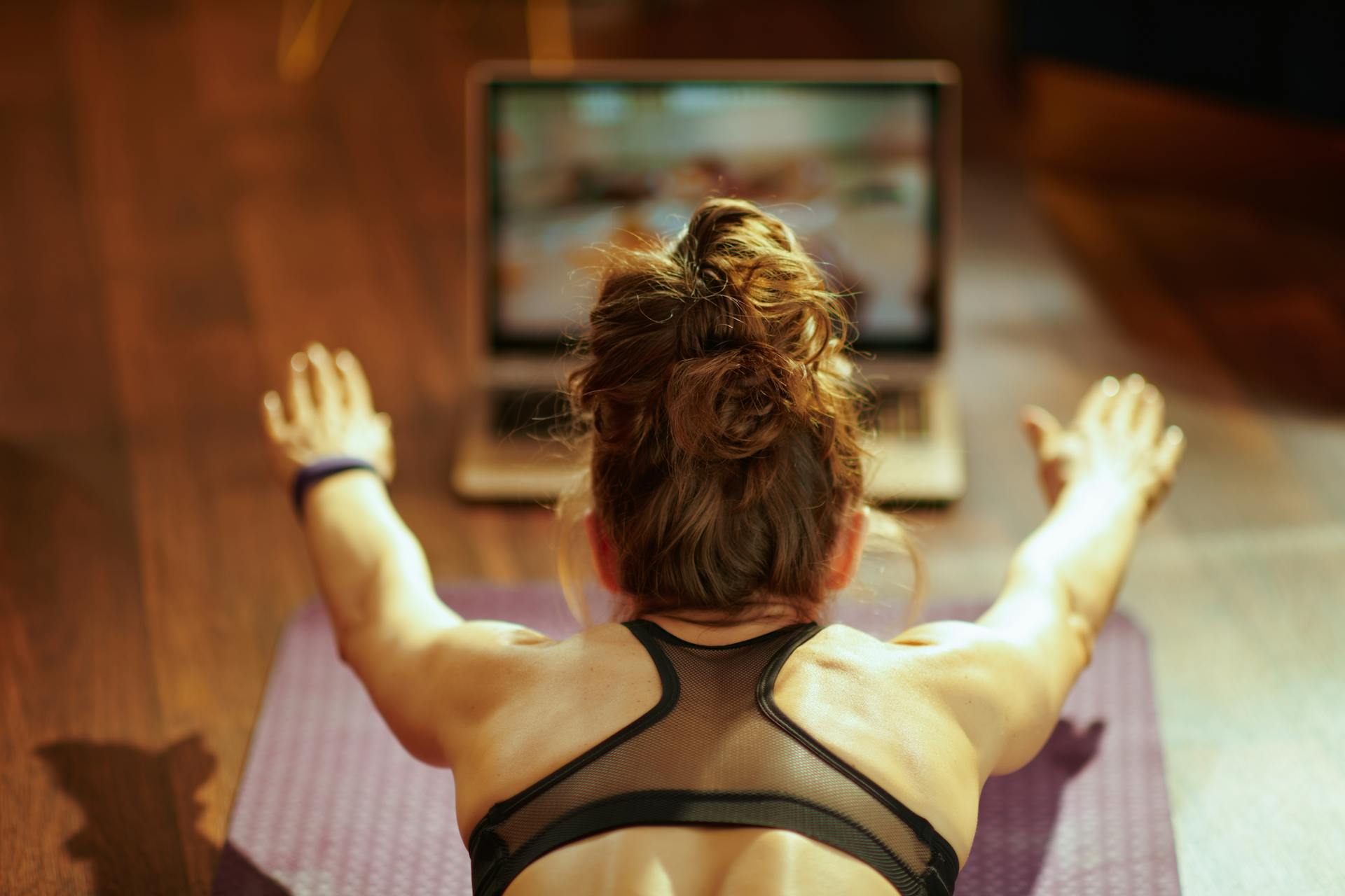 Teilnehmerin vor dem Computer beim Online Fitness Training