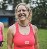 Personal Training Jessica Reisinger München im pinken Top am lächeln