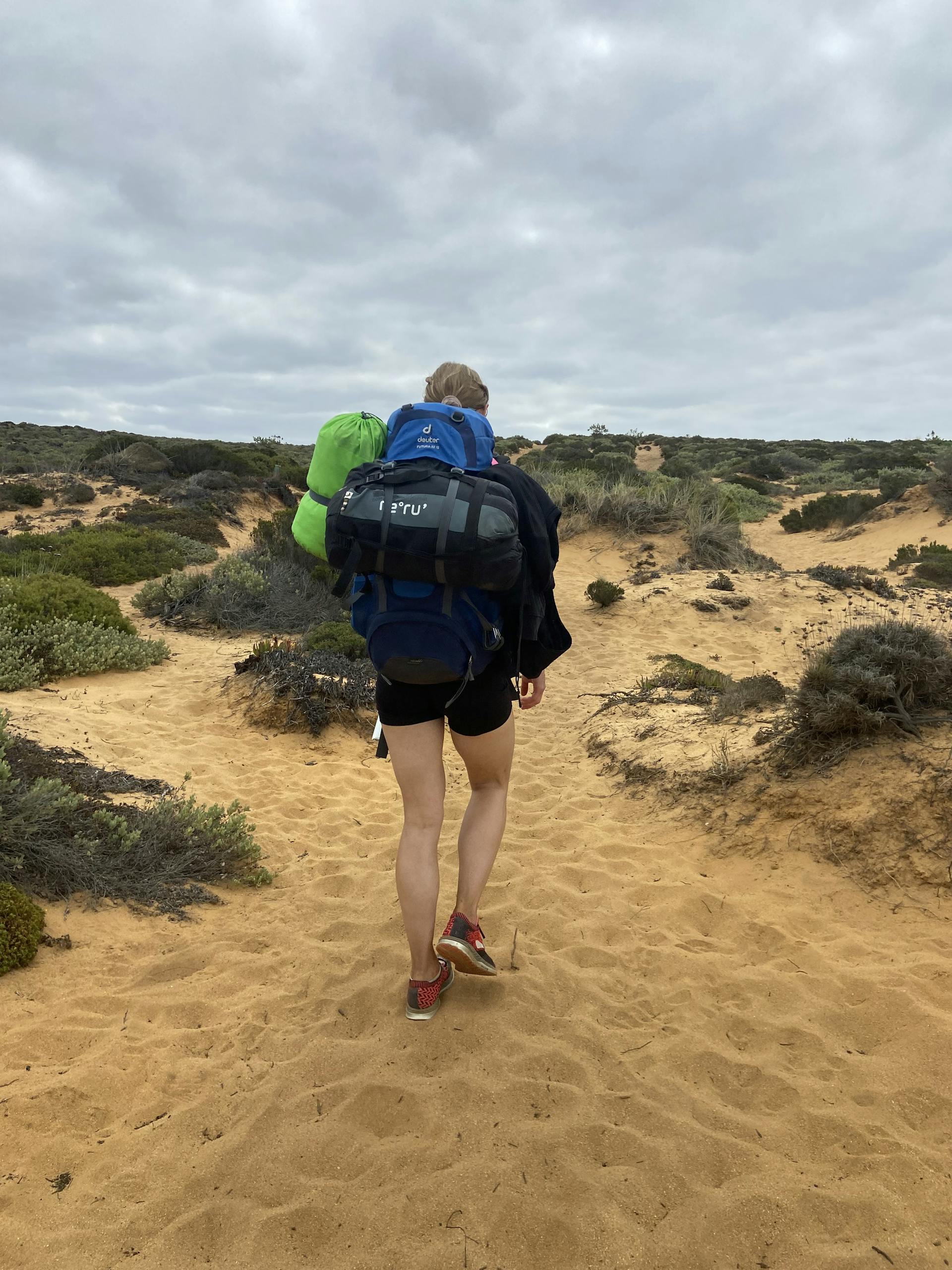 Wandern mit Rucksack im Sand
