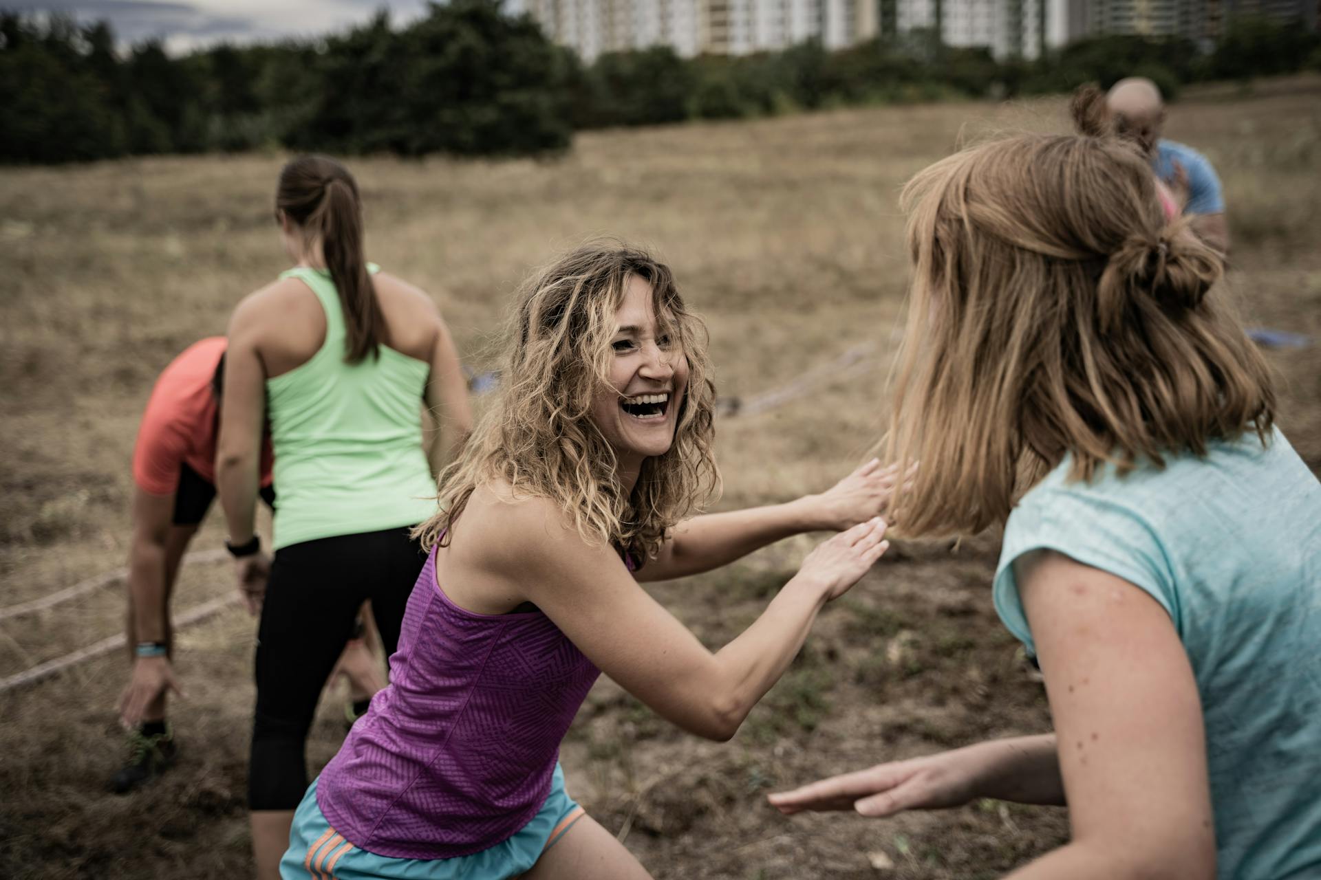Lachende Frau beim Outdoor Training