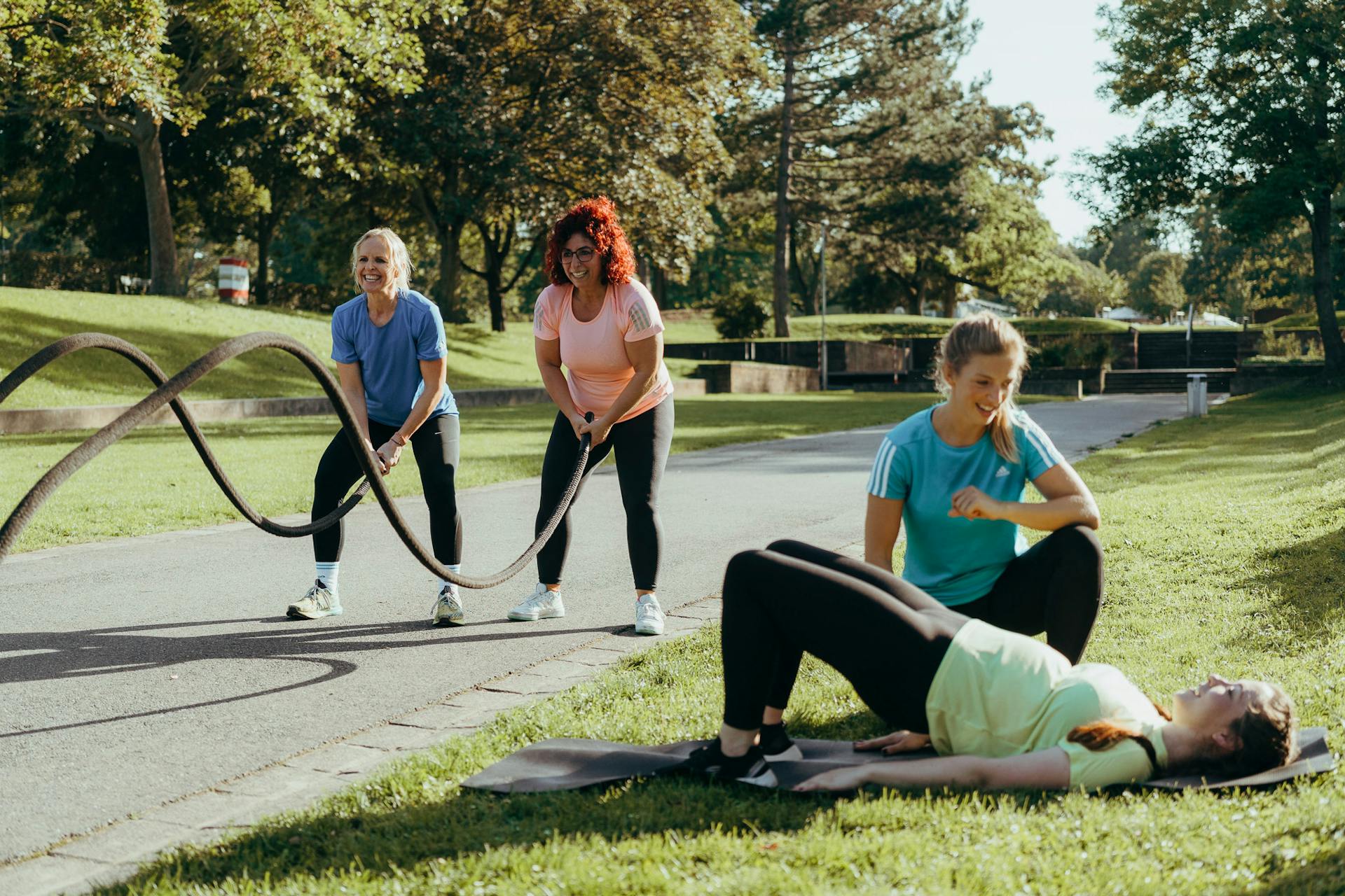Ein Frauen Fitness Training im Überblick mit Personal Trainerin und Functional Fitness Equipment