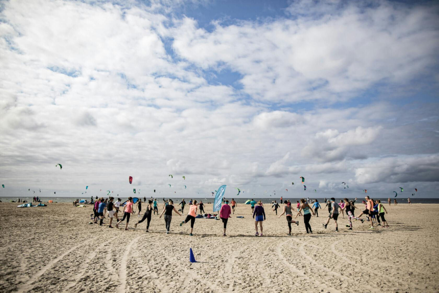 Am Strand von Brouwserdam machen Sportler Übungen