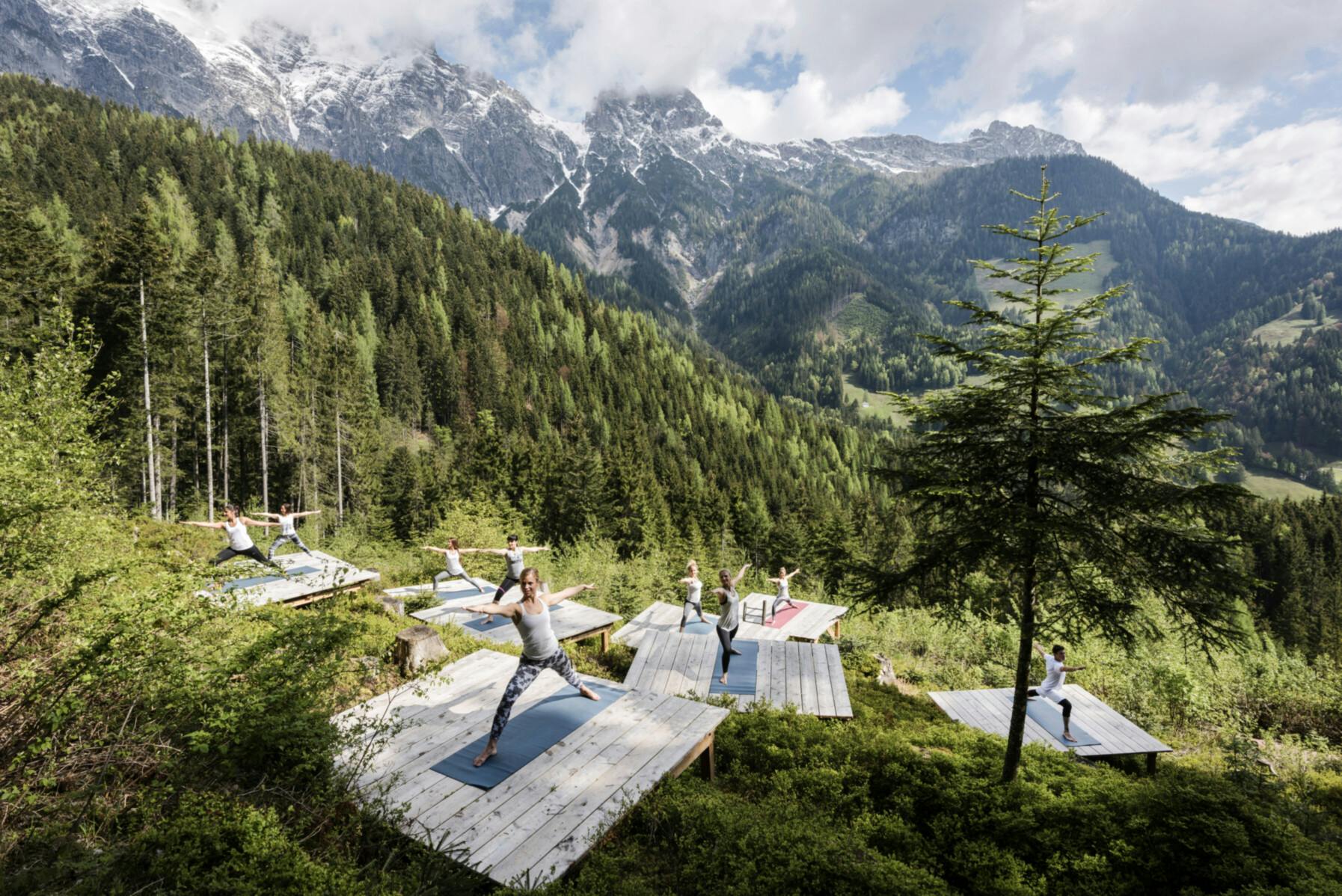 Menschen beim Yoga in den Bergen Österreichs