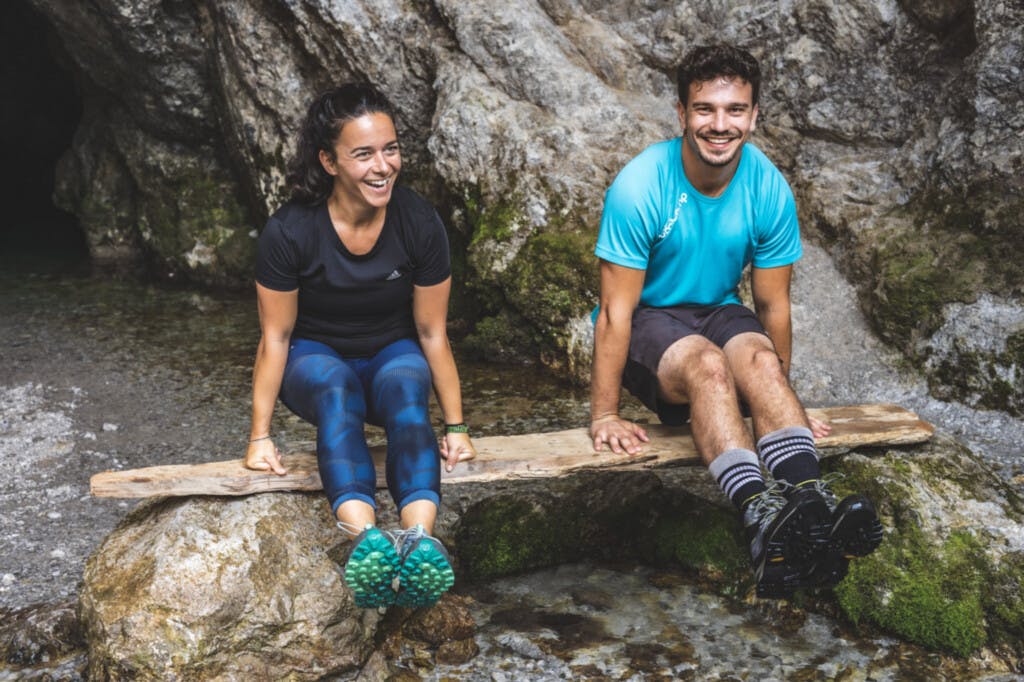 Fitnessreise Österreich zwei Menschen beim Workout auf einem Holzbrett