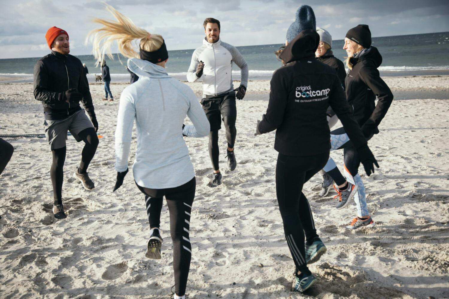 Teilnehmer beim Fitness Training am Strand in Heiligenhafen