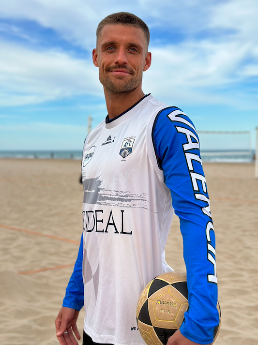 Fitness Training Joshua Dippel Köln mit Volleyball in der Hand am Strand