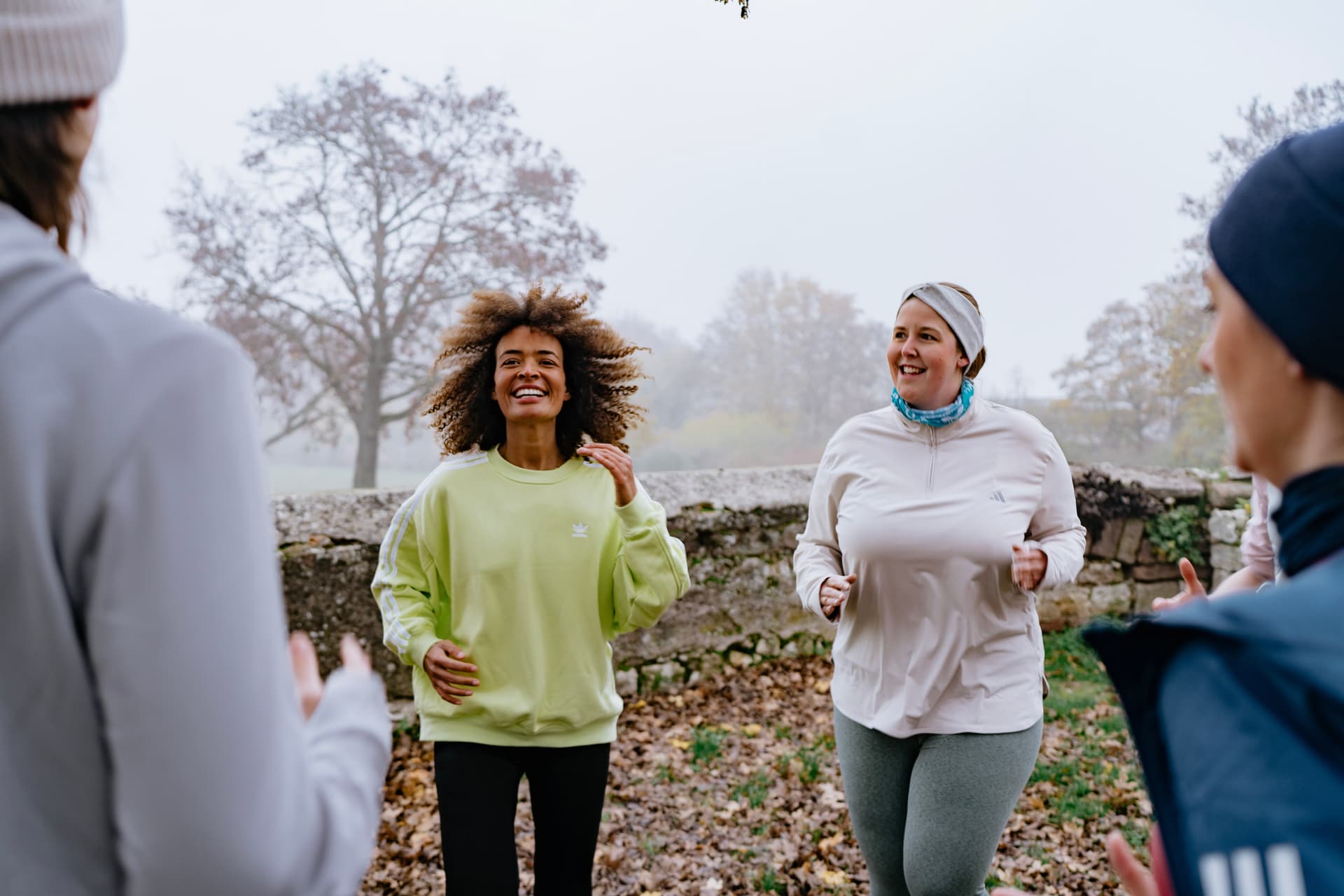 Zwei Frauen trainieren im Outdoor Training im Park