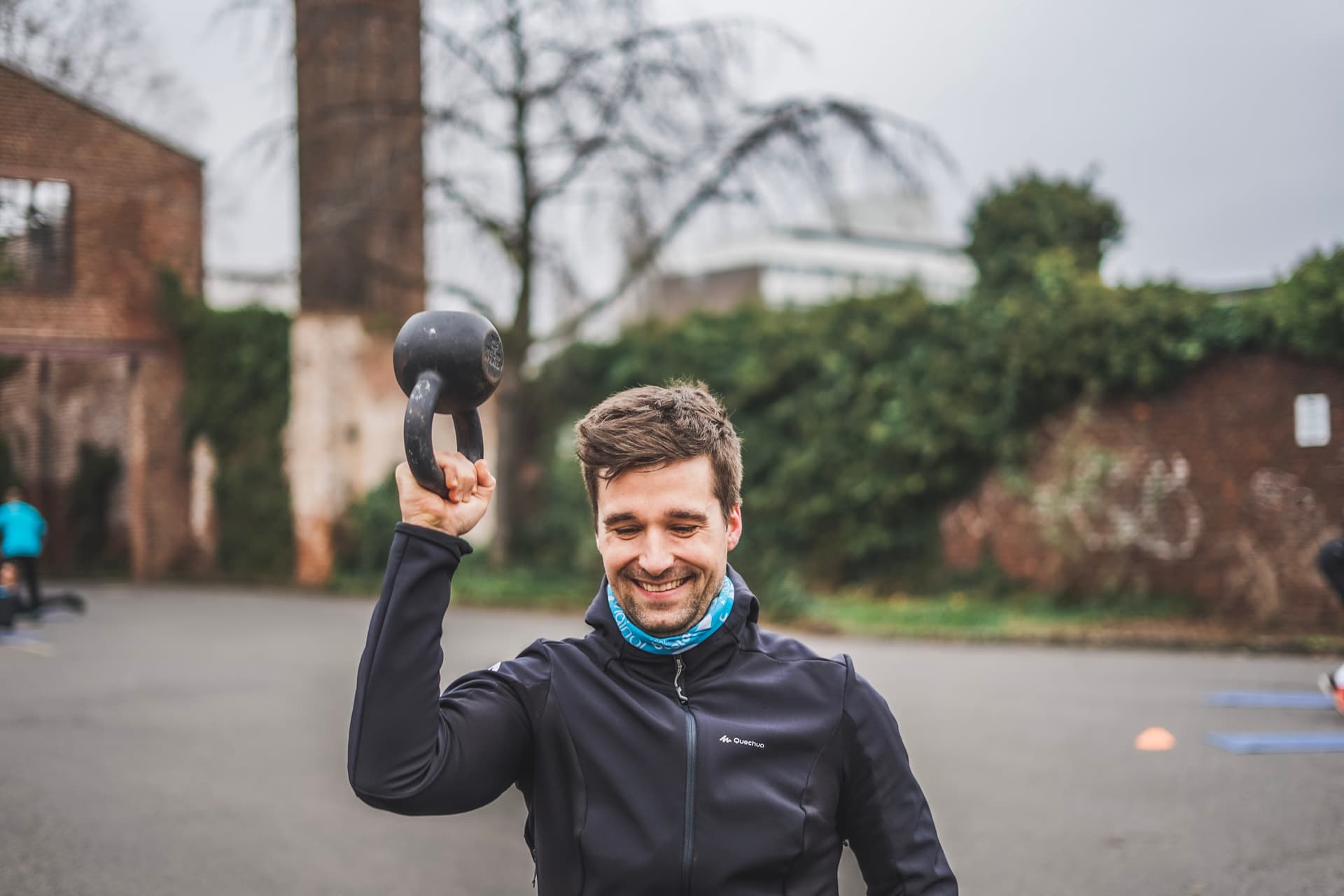 Mann mit Kettlebell