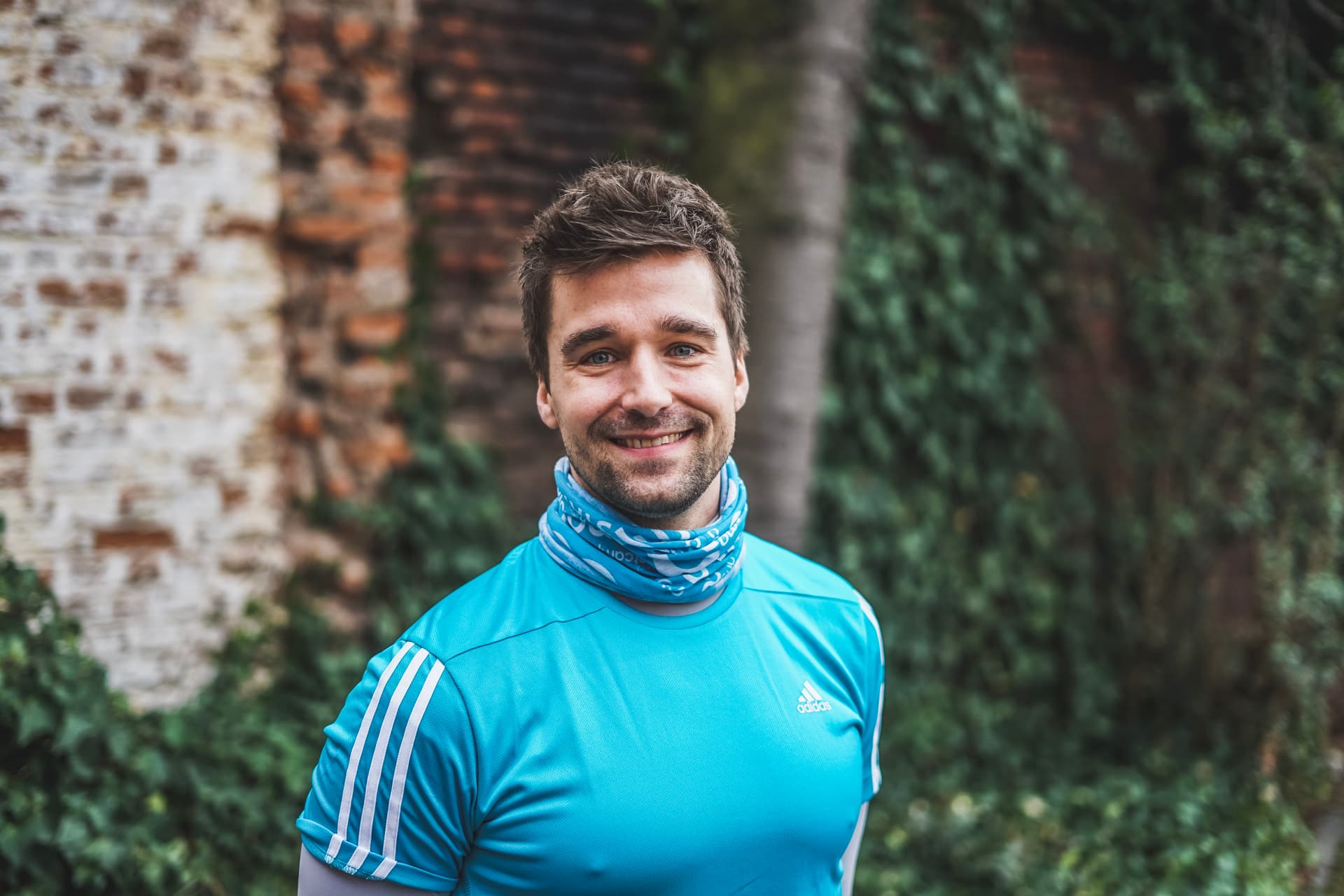 Mann im blauen shirt