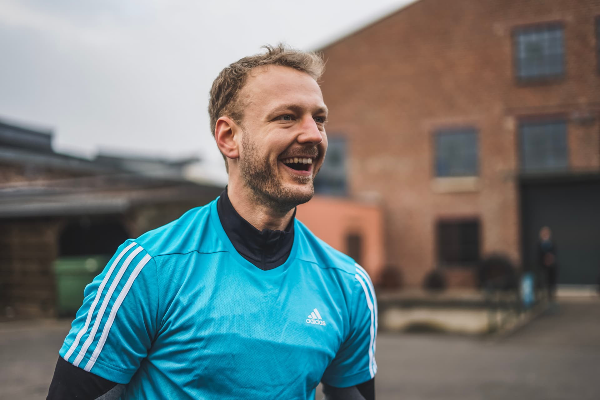 Mann mit roter Jacke