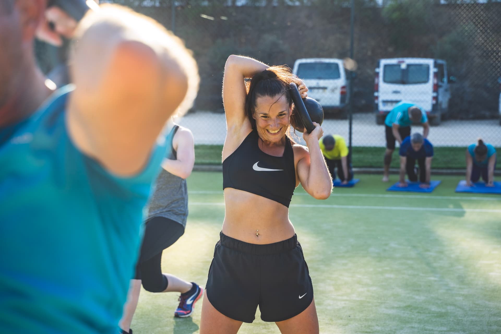 Eine Frau trainiert bei warmen Temperaturen im Fitness Retreat in Portugal