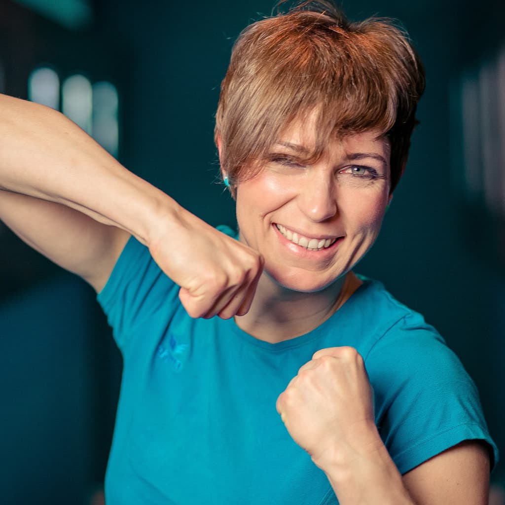 Frau hält die Fäuste gegeneinander