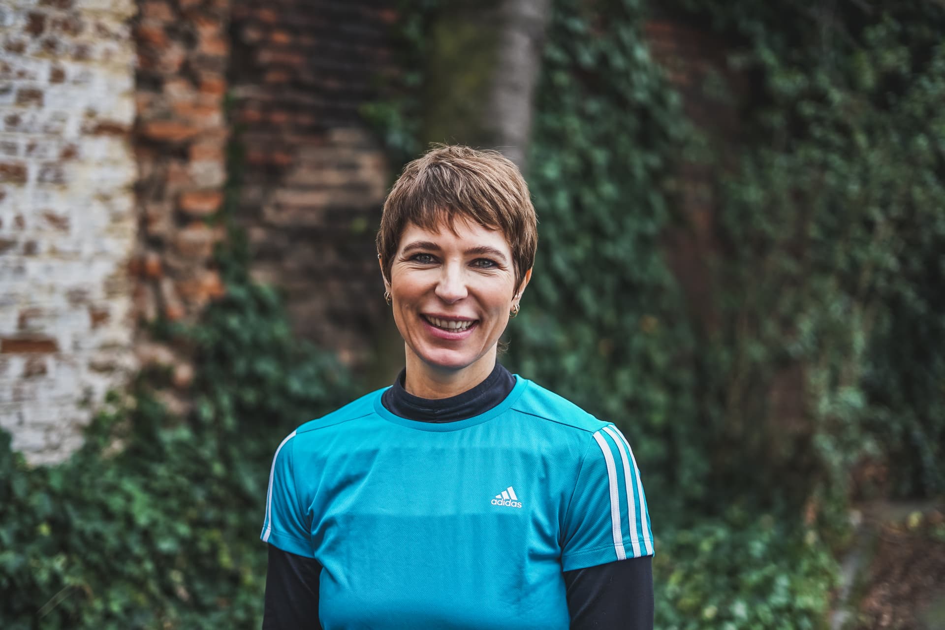 Frau im blauen Tshirt