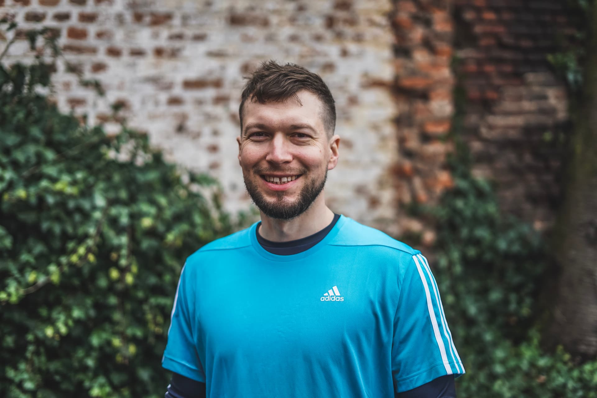 Mann im blauen Shirt