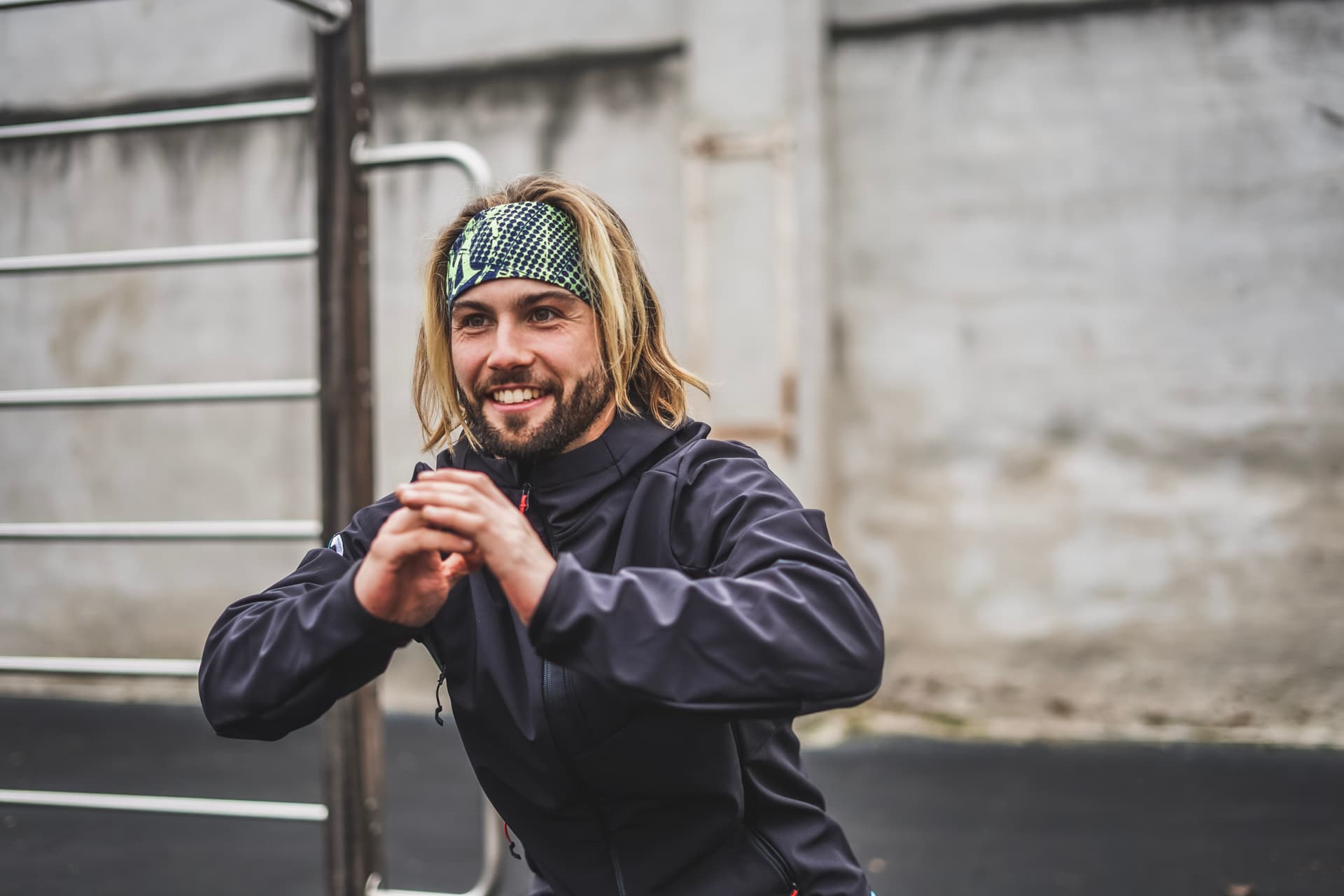 Mann mit Stirnband nimmt die Hände zusammen