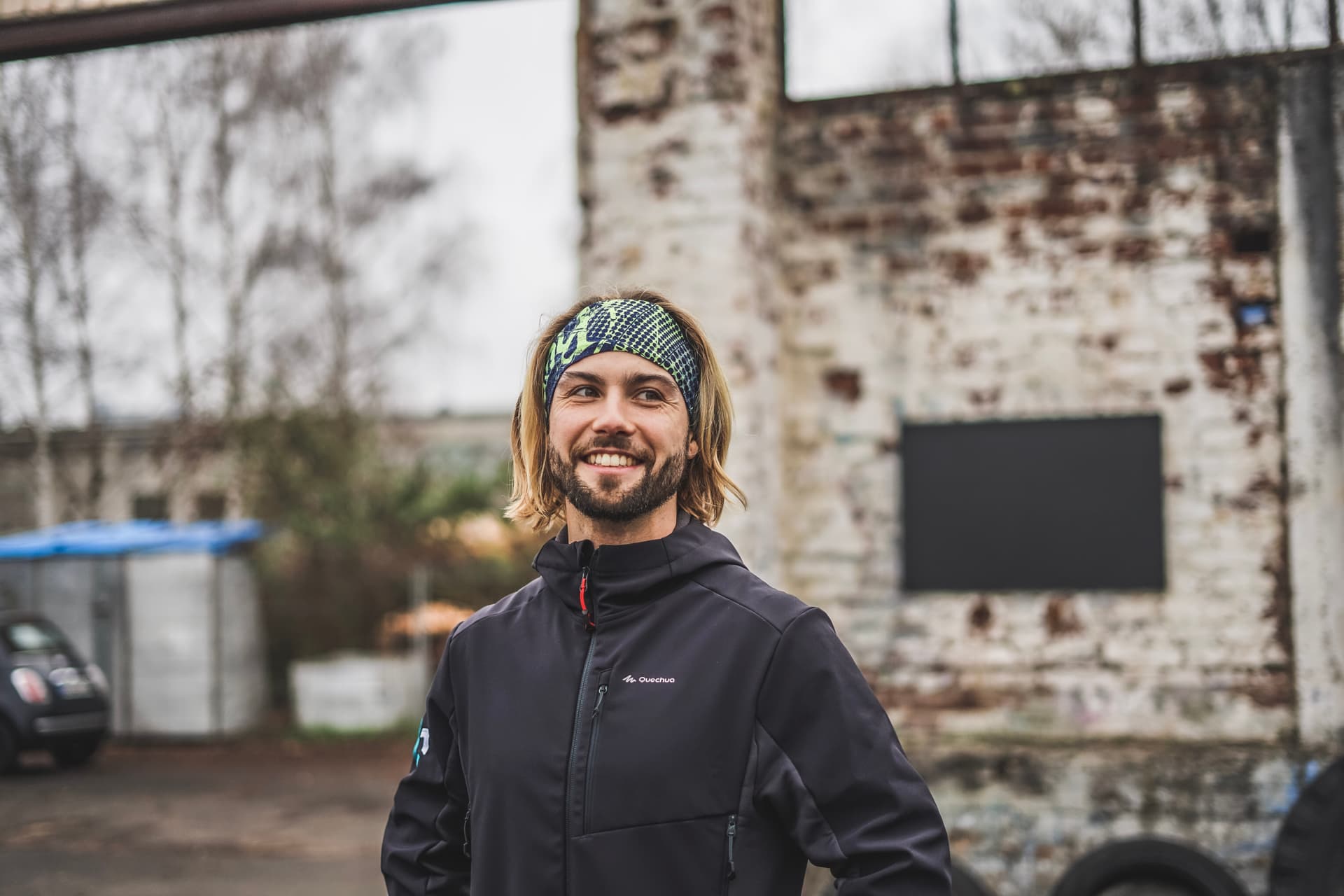 Mann mit Stirnband