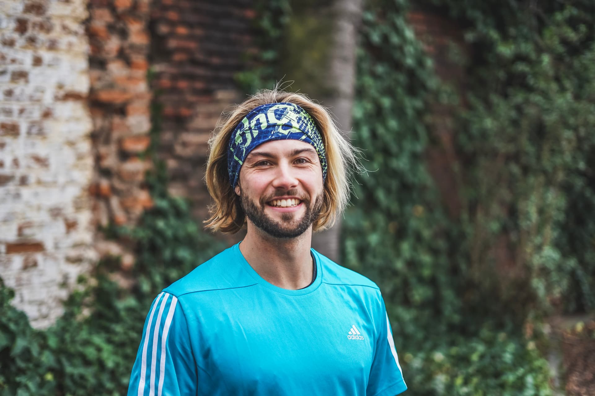 Mann im blauen Tshirt lächelt
