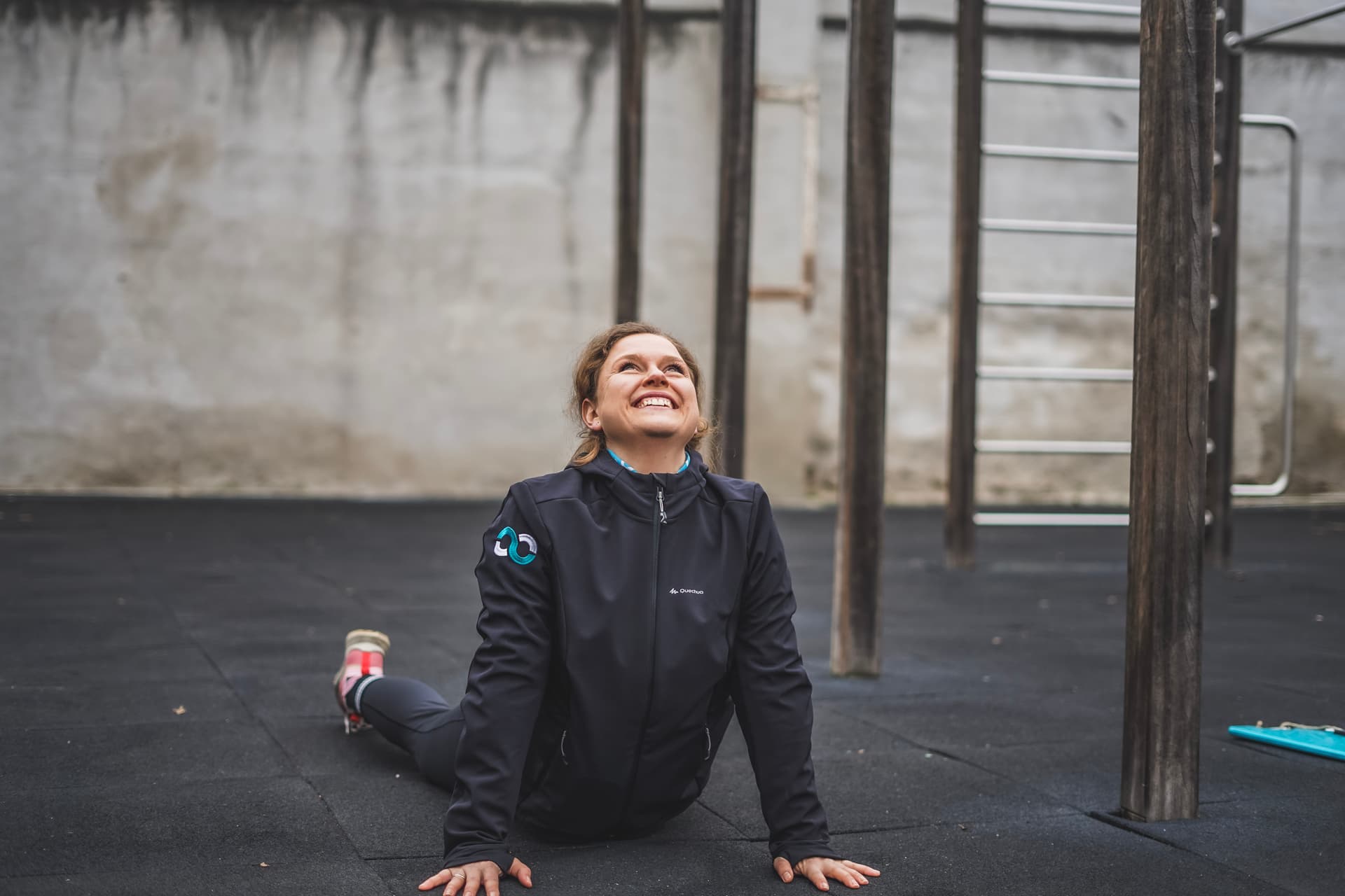 Frau in der Cobra-Position