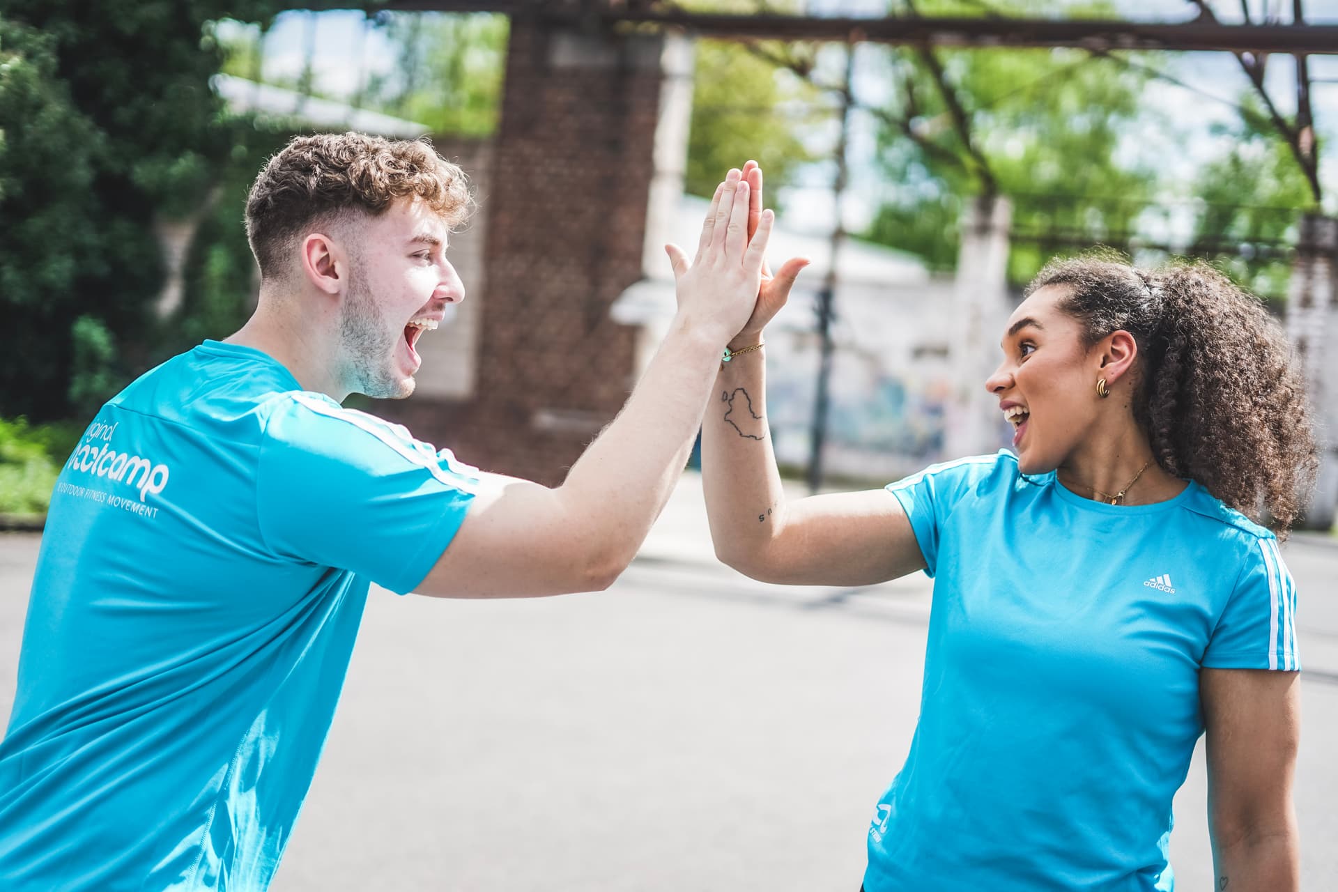 Zwei Menschen klatschen sich ab