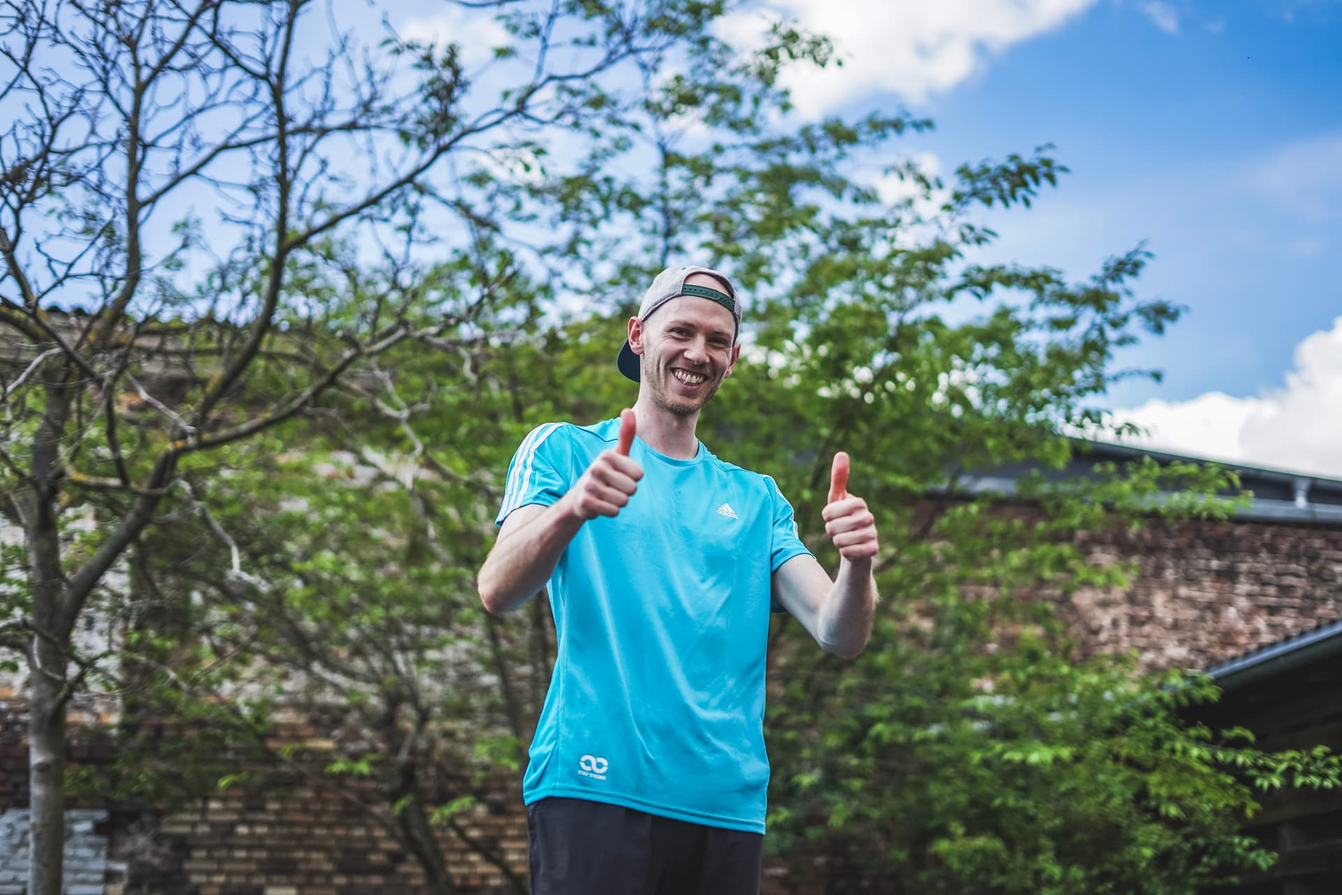Mann im blauen Shirt mit Daumen nach oben