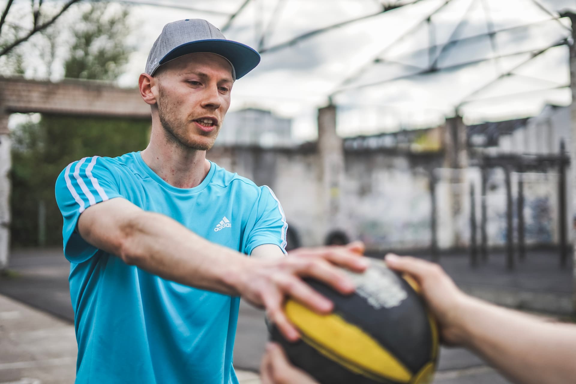 Mann greift ein Ball