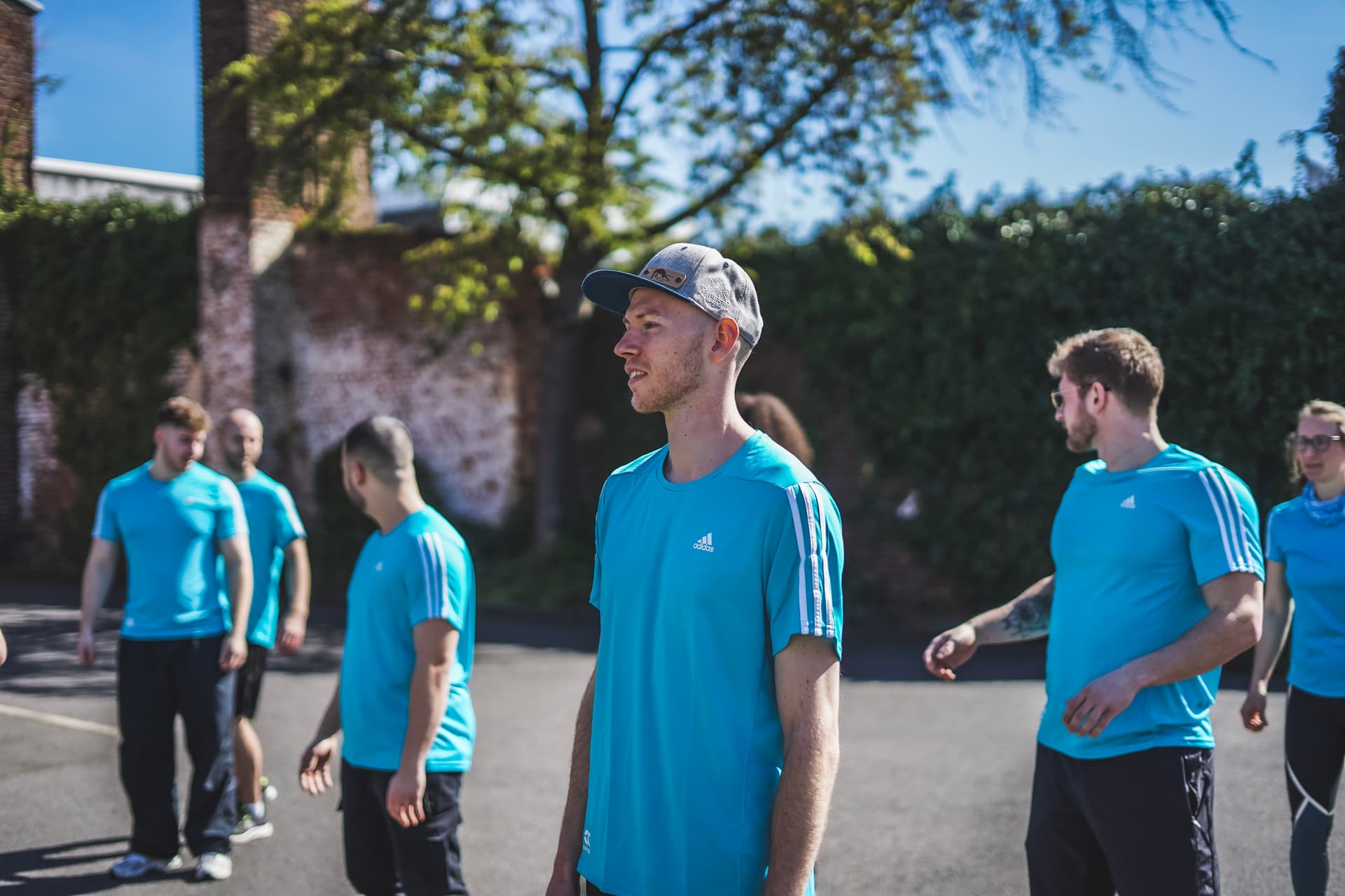 Menschen im blauen Shirt