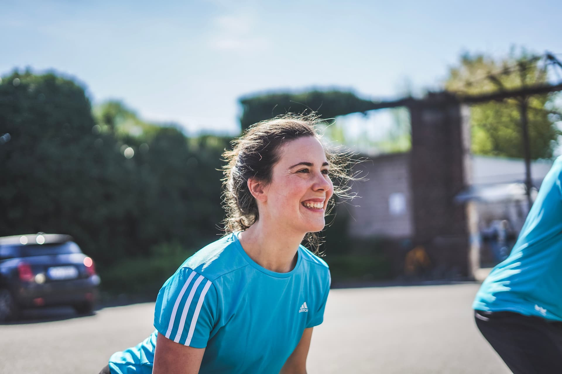 Frau im blauen Shirt lacht