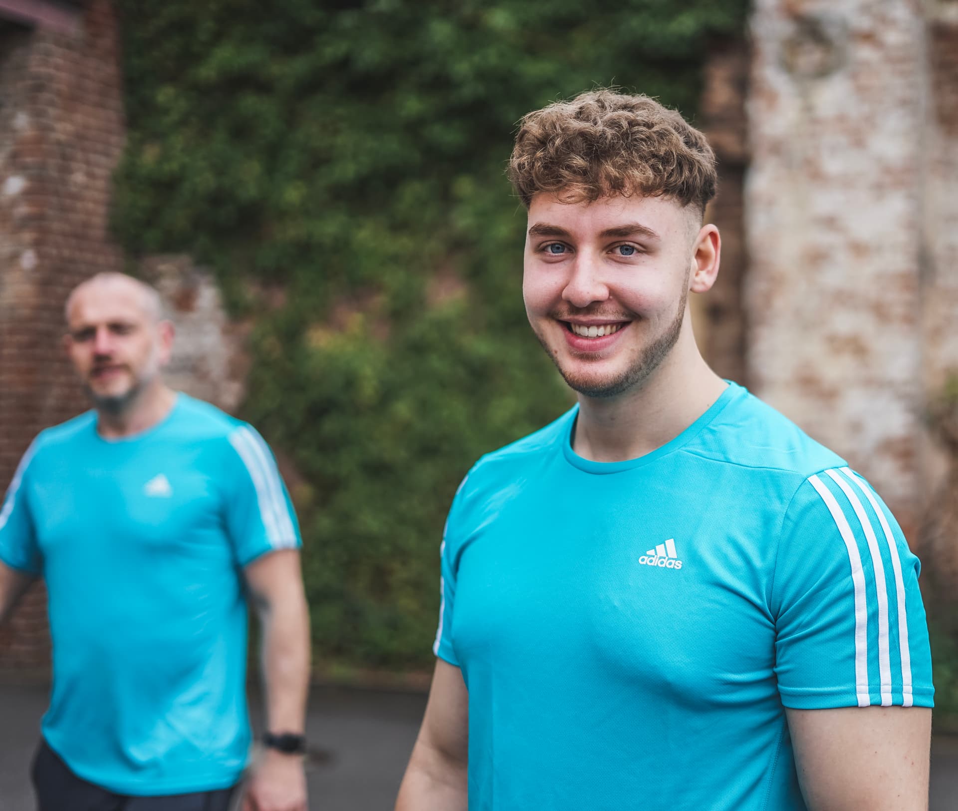 Mann und Frau klatschen sich ab