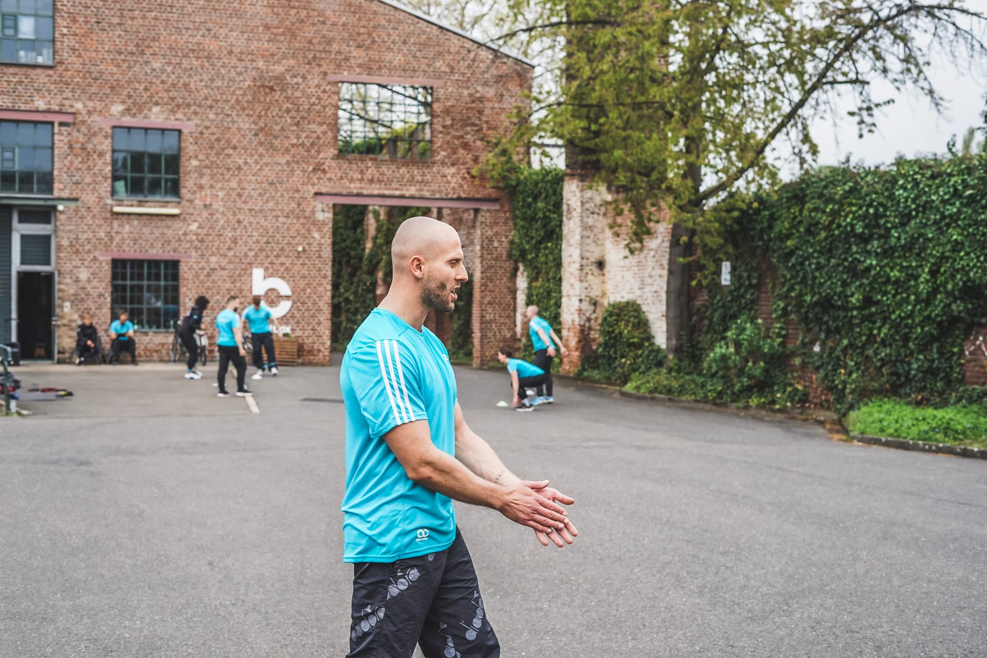 Trainer im blauen Shirt