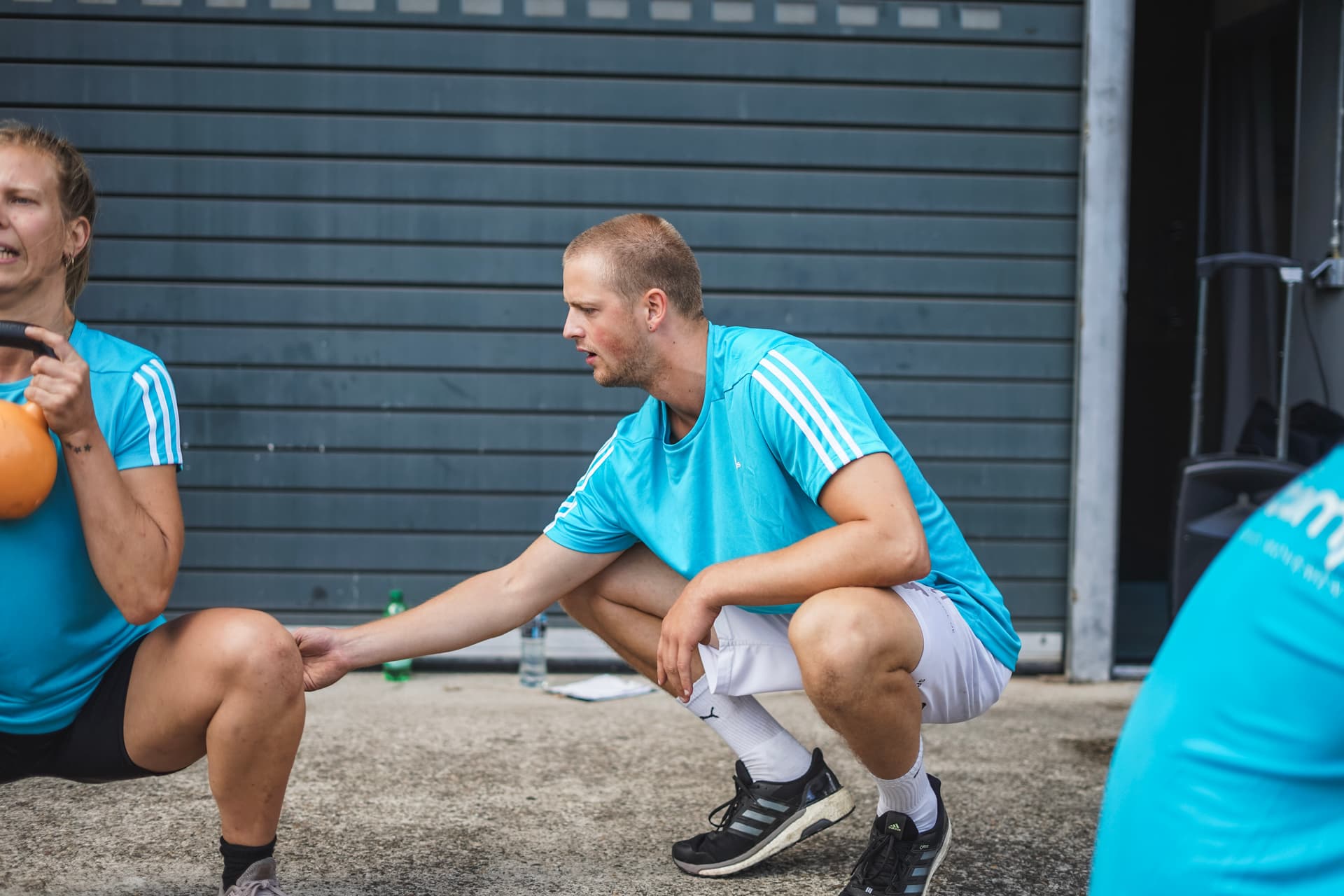 Fitness Trainer im blauen Shirt